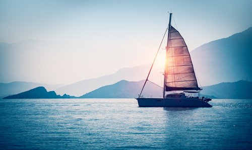 Un bateau dans un océan | Photo : Shutterstock