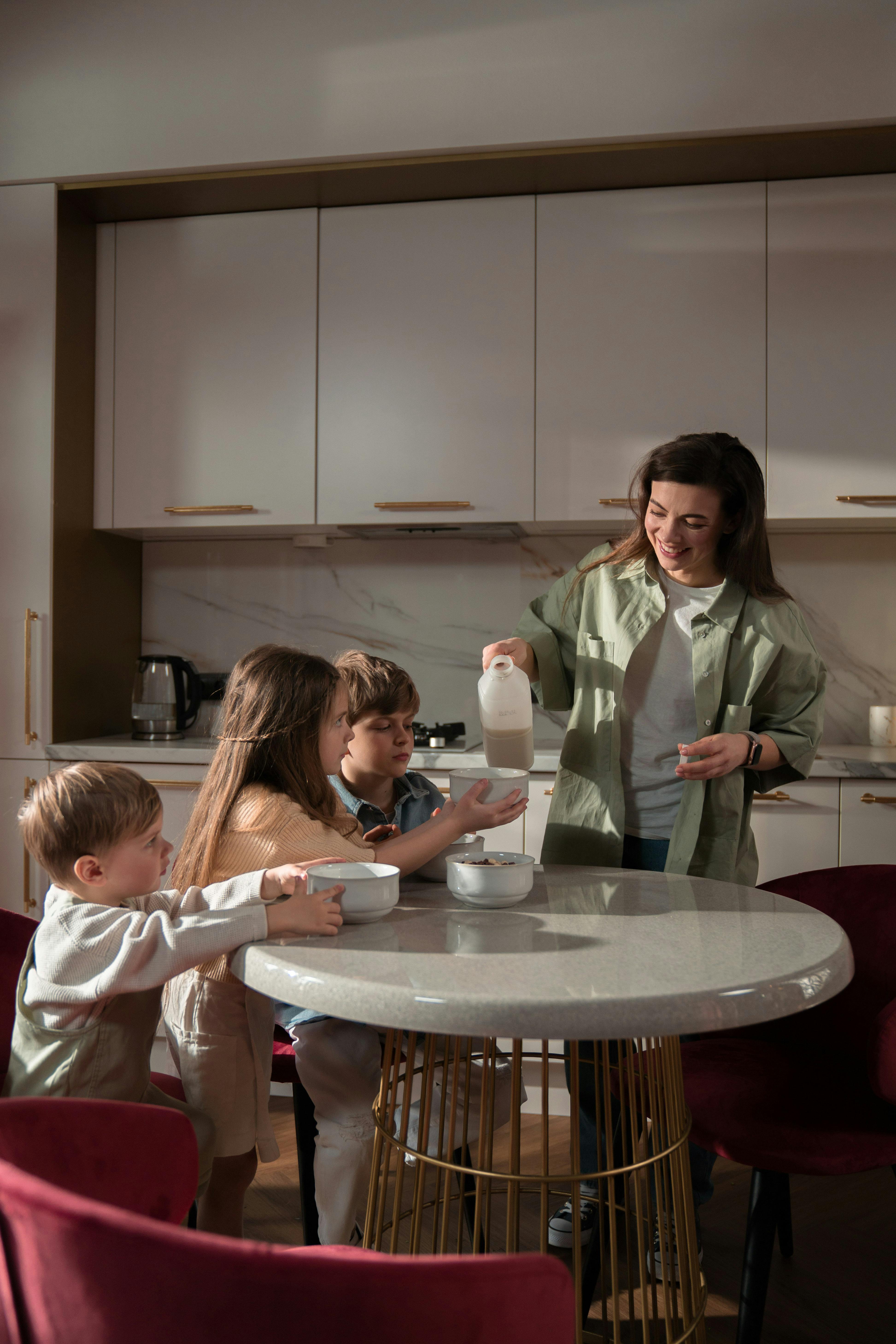 Une femme avec ses enfants | Source : Pexels