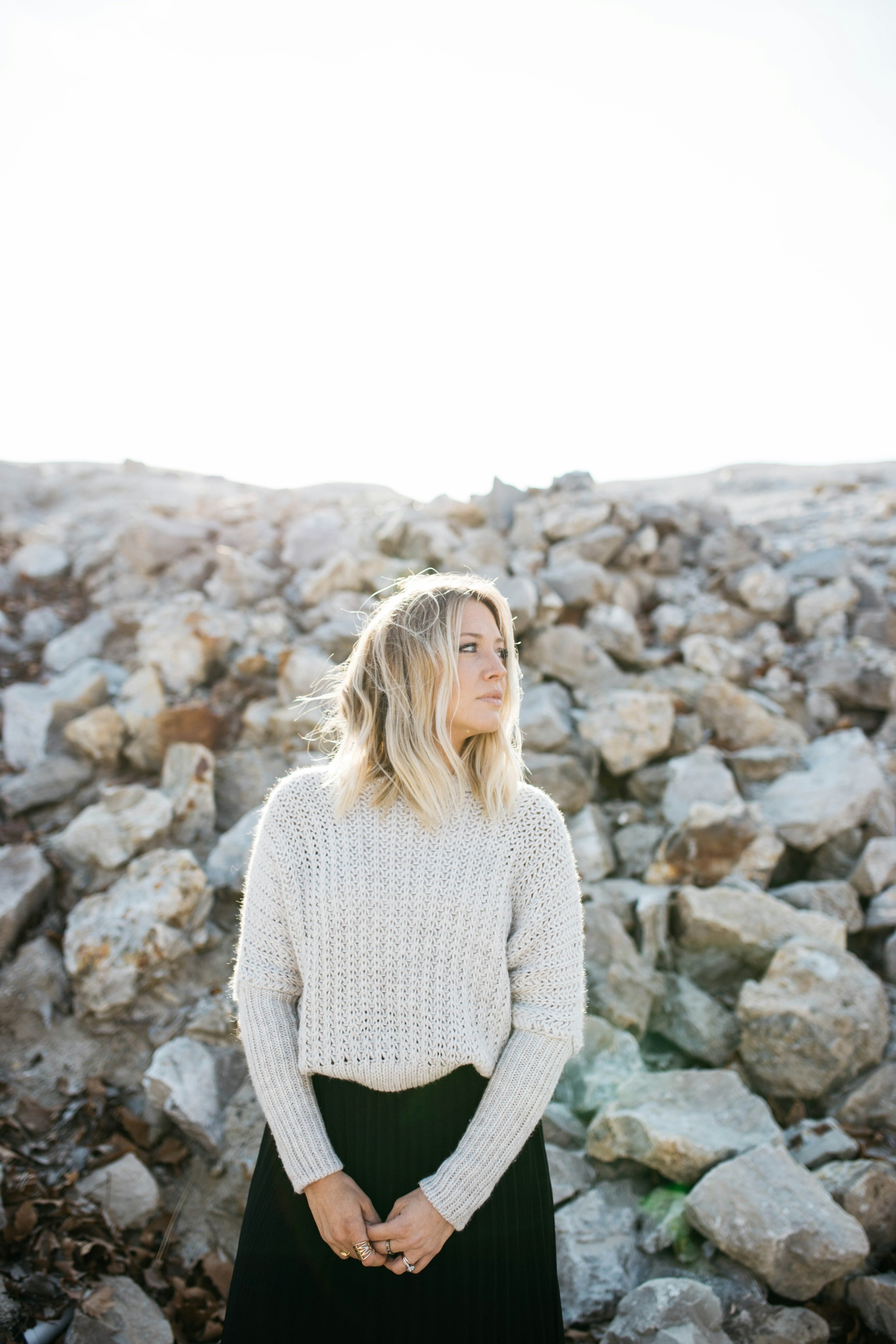 Une femme blonde debout près d'un tas de pierres | Source : Unsplash