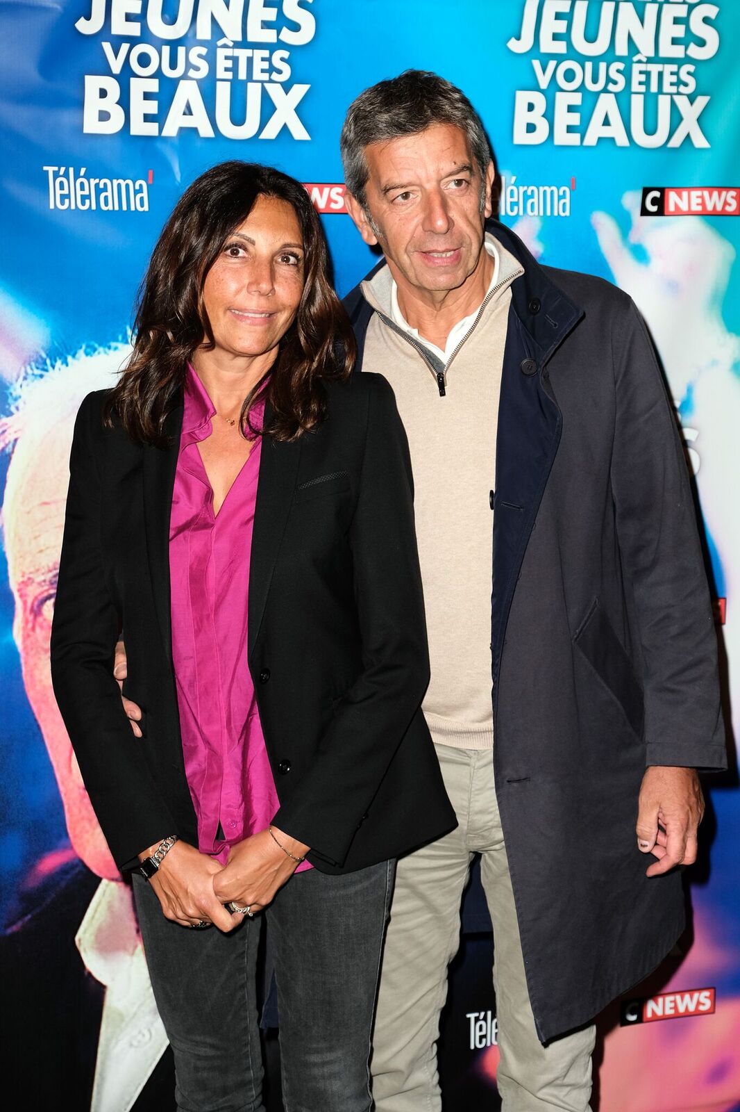 Le Docteur Michel Cymes et son épouse Nathalie Cymes assistent à la première de "Vous Etes Jeunes, Vous êtes Beaux" au Cinéma Gaumont Opera à Paris. | Photo : GettyImage