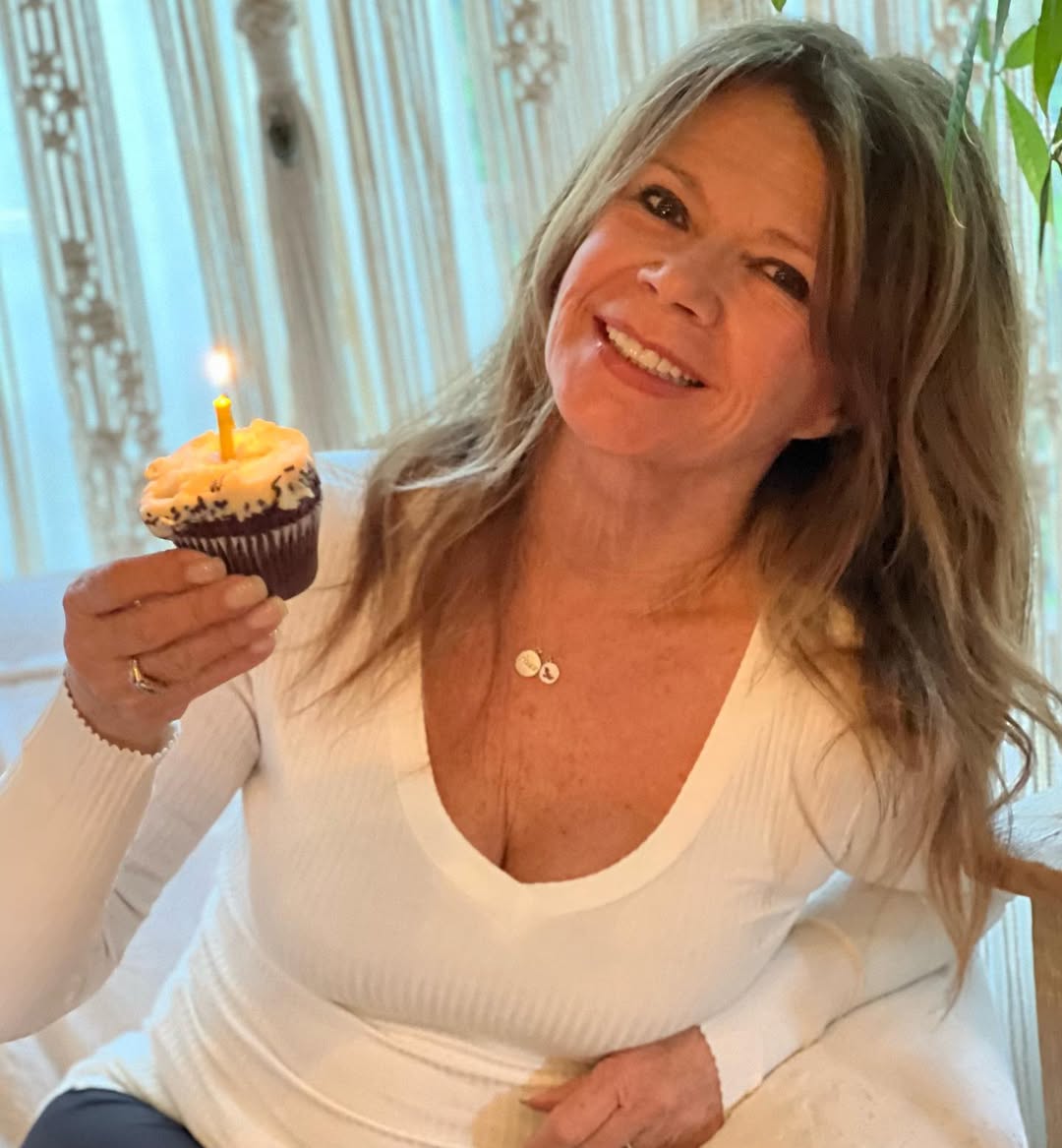Mary-Margaret Humes tient un cupcake sur une photo partagée sur Instagram en avril 2023 | Source : Instagram/thereal_marymargarethumes