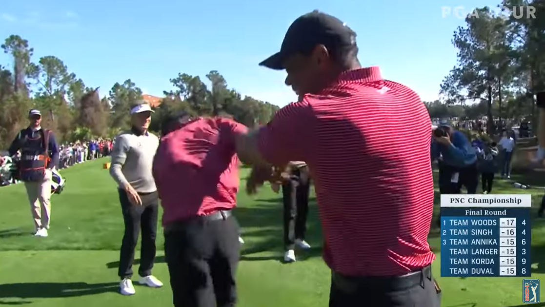 Tiger Woods pousse Charlie de façon ludique après son jalon au PNC Championship 2024 en Floride, posté le 23 décembre 2024 | Source : YouTube.com/PGATOUR