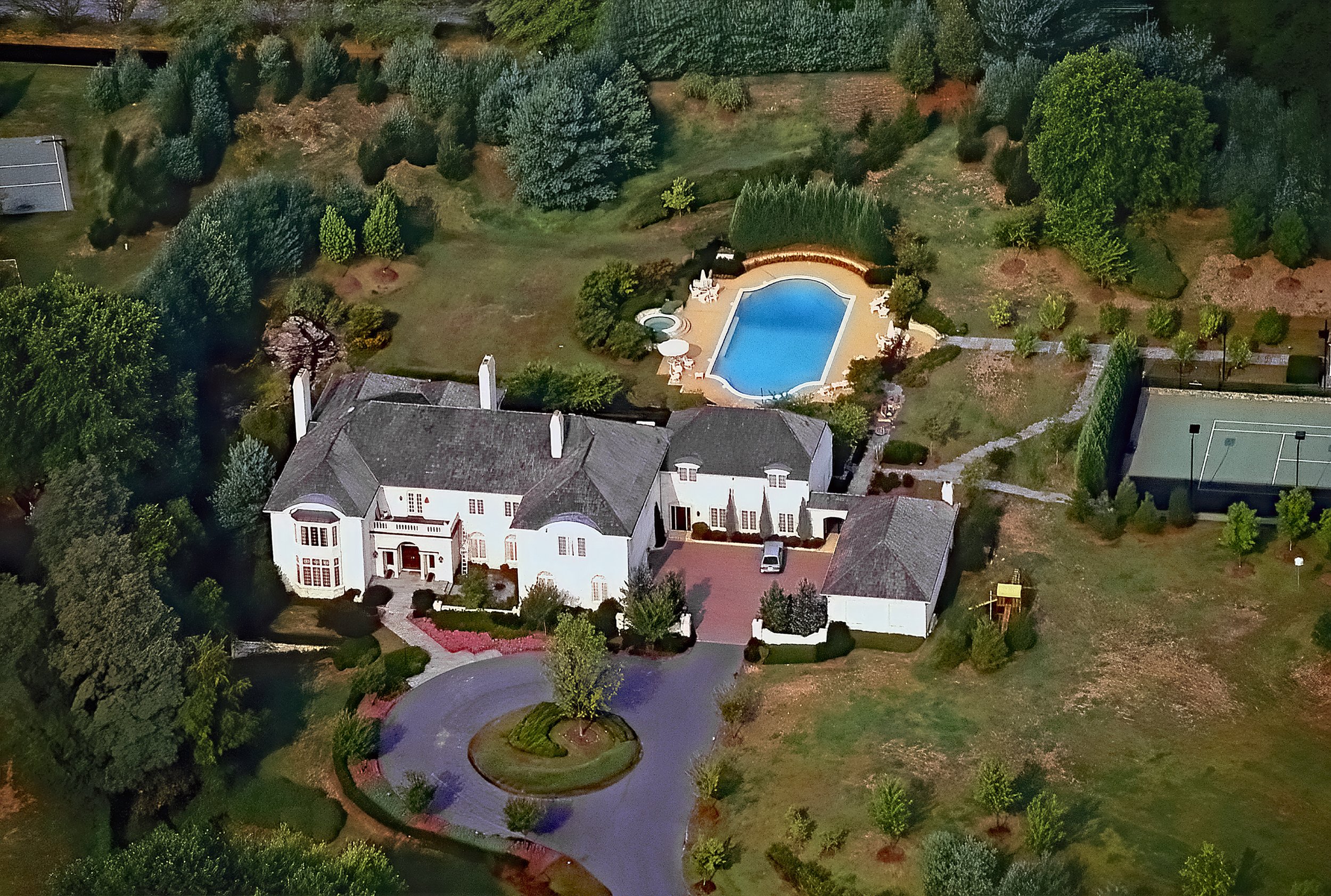 Vues aériennes du domaine de Robert Altman et Lynda Carter, qui comprend une piscine, un jacuzzi et un court de tennis, situé à Potomac, dans le Maryland, prises en 1991 | Photo : Getty Images