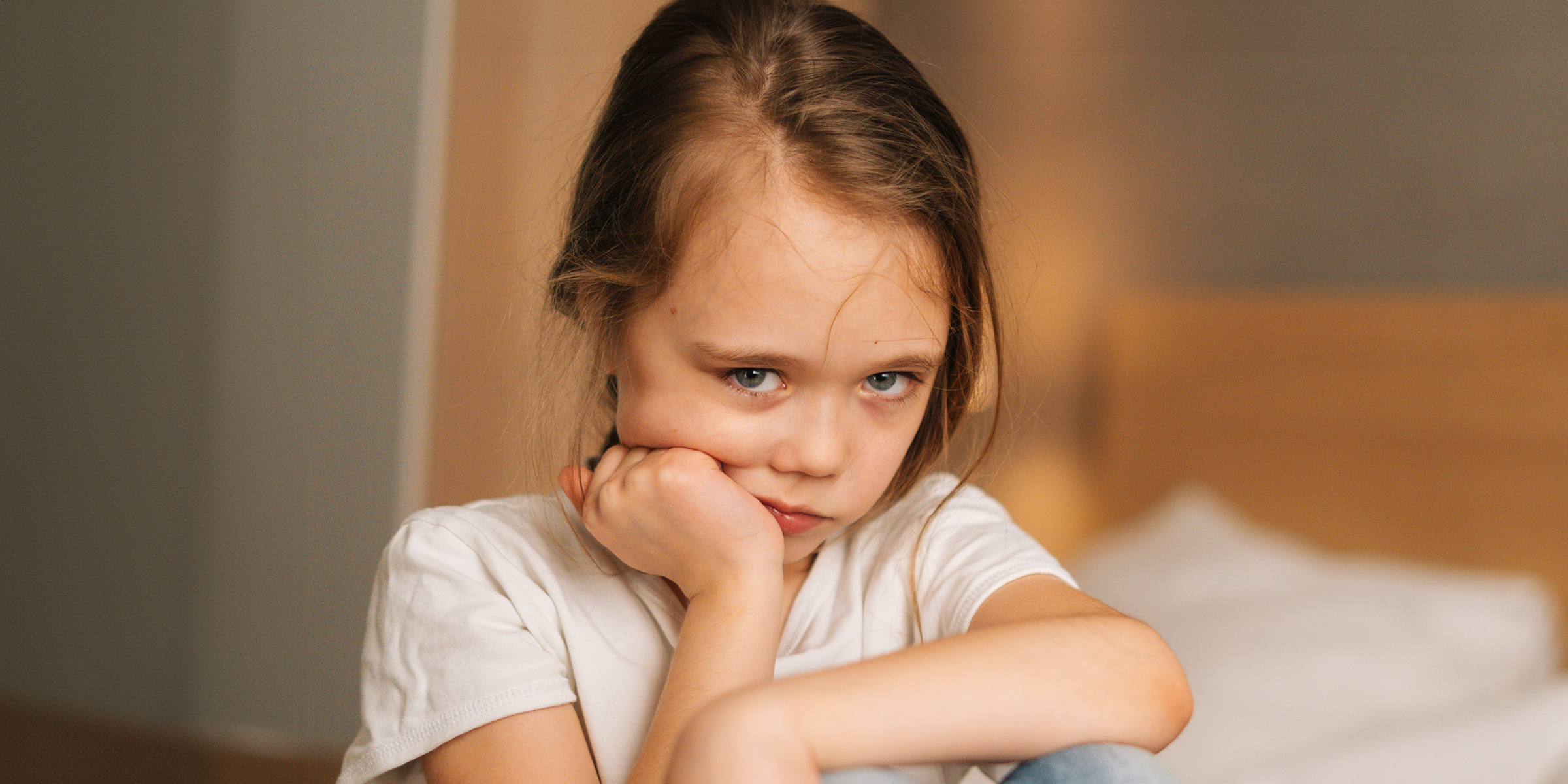 Une petite fille triste et inquiète | Source : Shutterstock