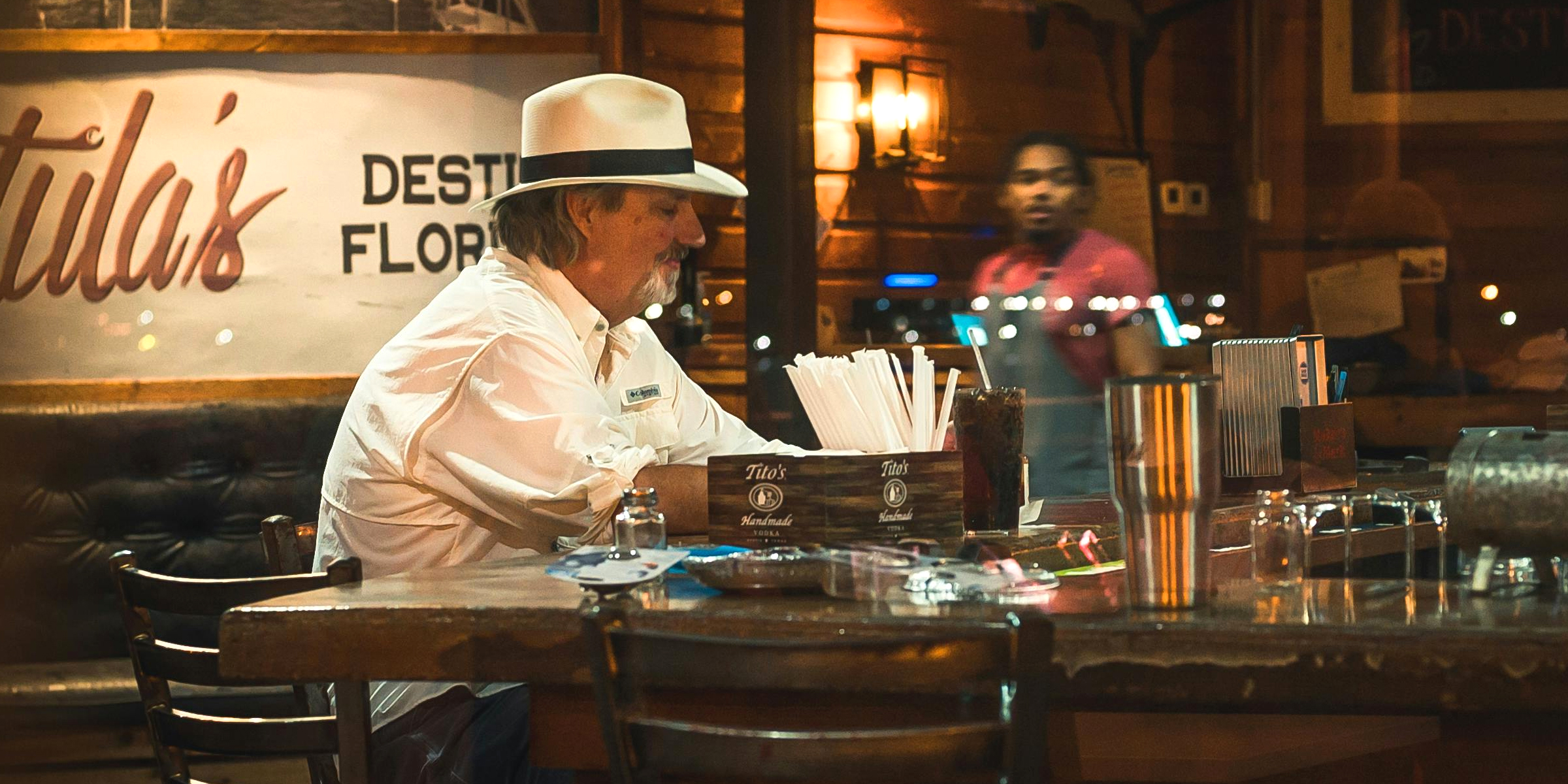 Un homme assis à une table | Source : pexels.com/Chris F