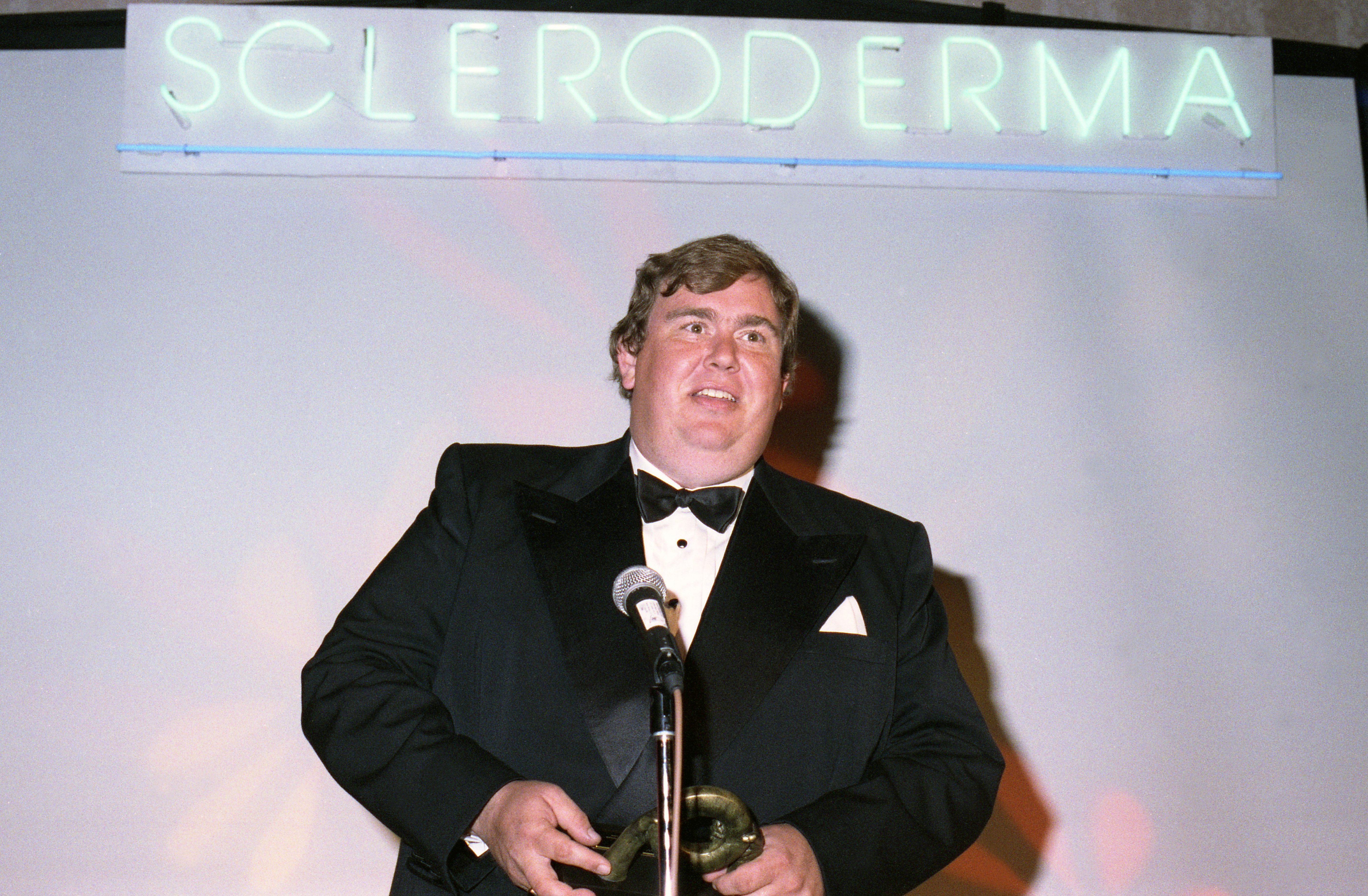 John Candy recevant le prix des fondateurs de la Fondation pour la recherche sur la sclérodermie, le 9 juin 1991, à Santa Monica, en Californie. | Source : Getty Images