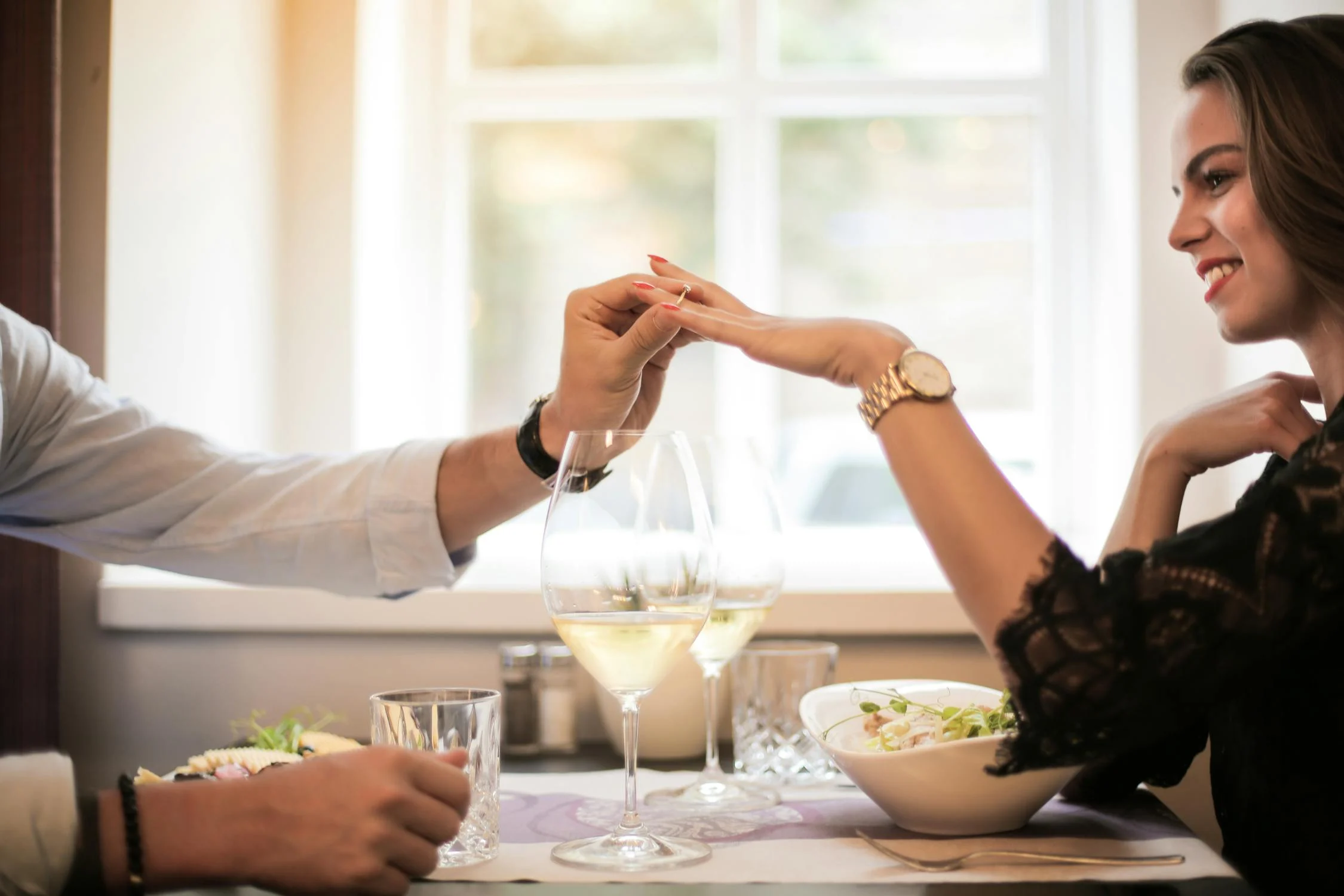 Un homme offrant une bague à une femme | Source : Pexels