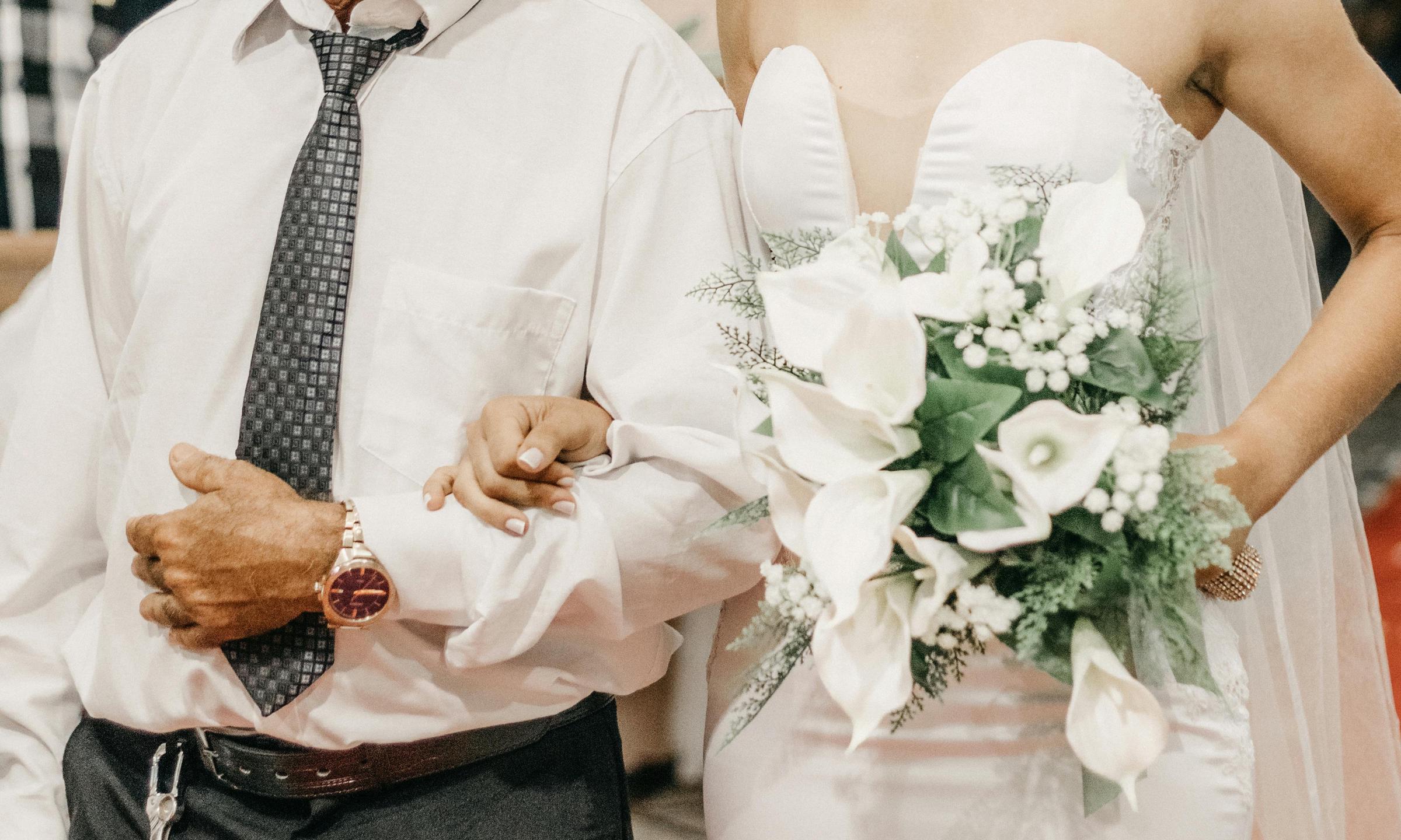 Un père accompagnant une mariée à l'autel | Source : Pexels