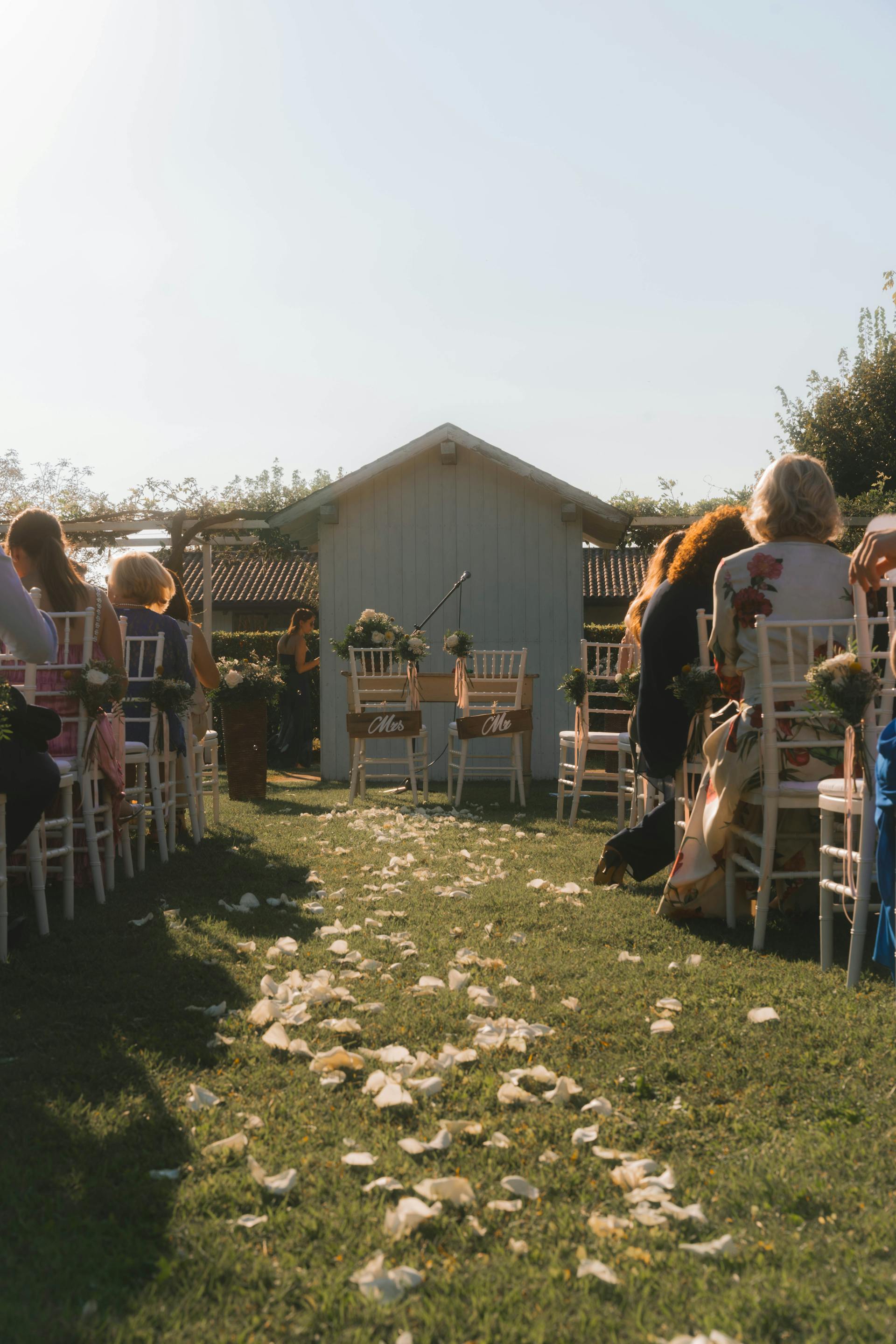 Invités à un mariage dans l'arrière-cour | Source : Pexels