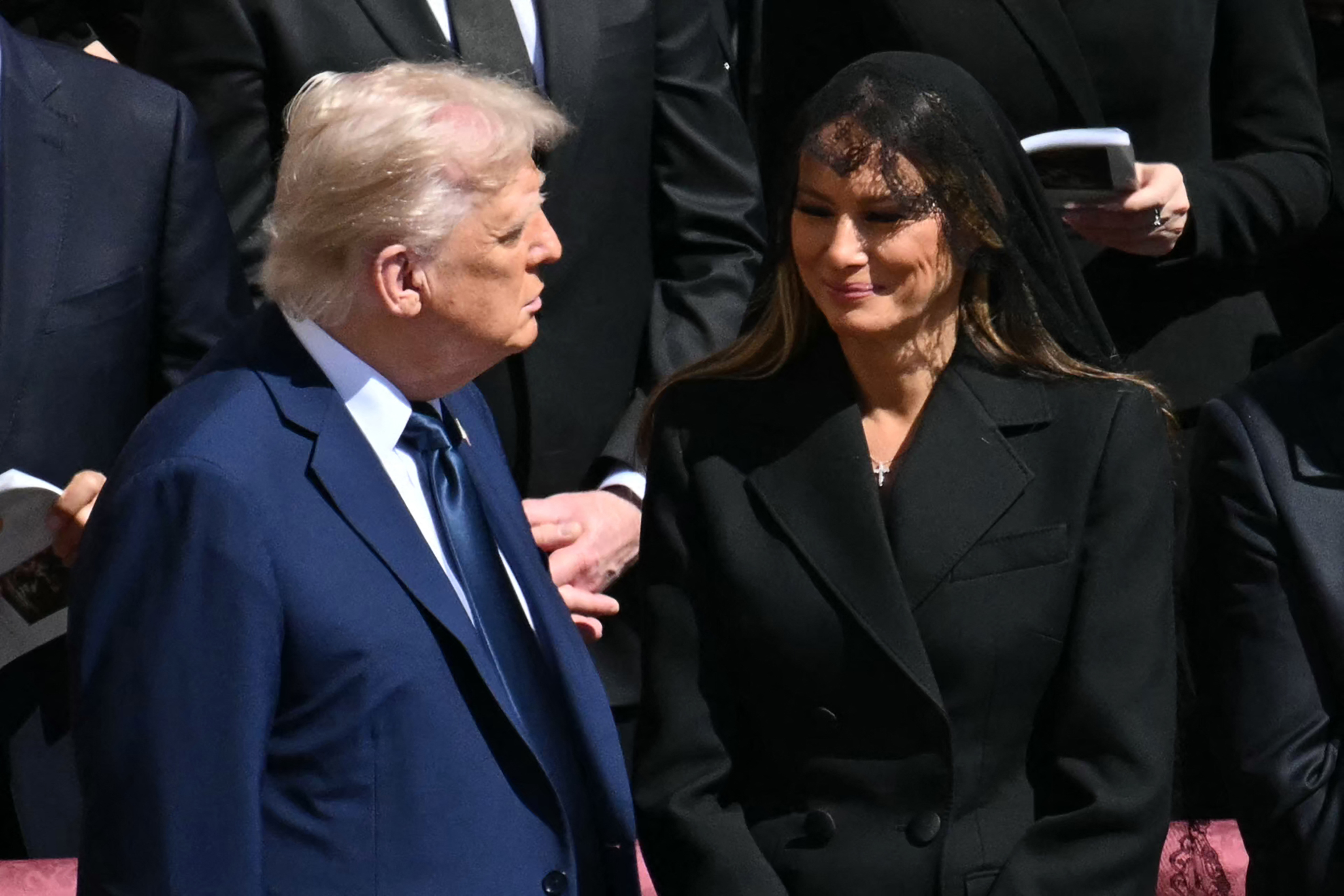 Le président Donald Trump et La Première Dame Melania Trump assistent à la cérémonie funéraire du défunt pape François sur la place Saint-Pierre au Vatican, le 26 avril 2025. | Source : Getty Images