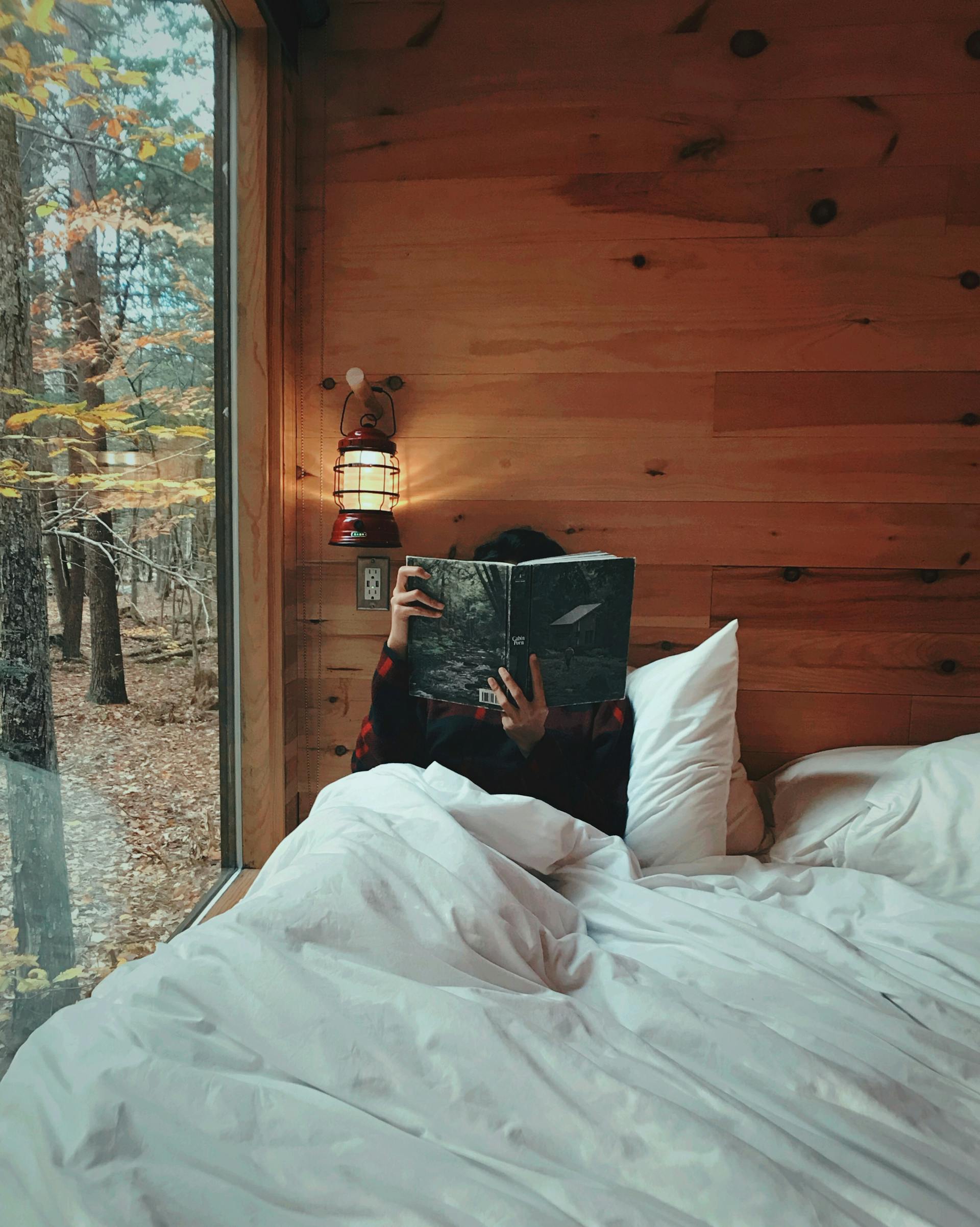 Une personne assise dans son lit dans une cabane | Source : Pexels