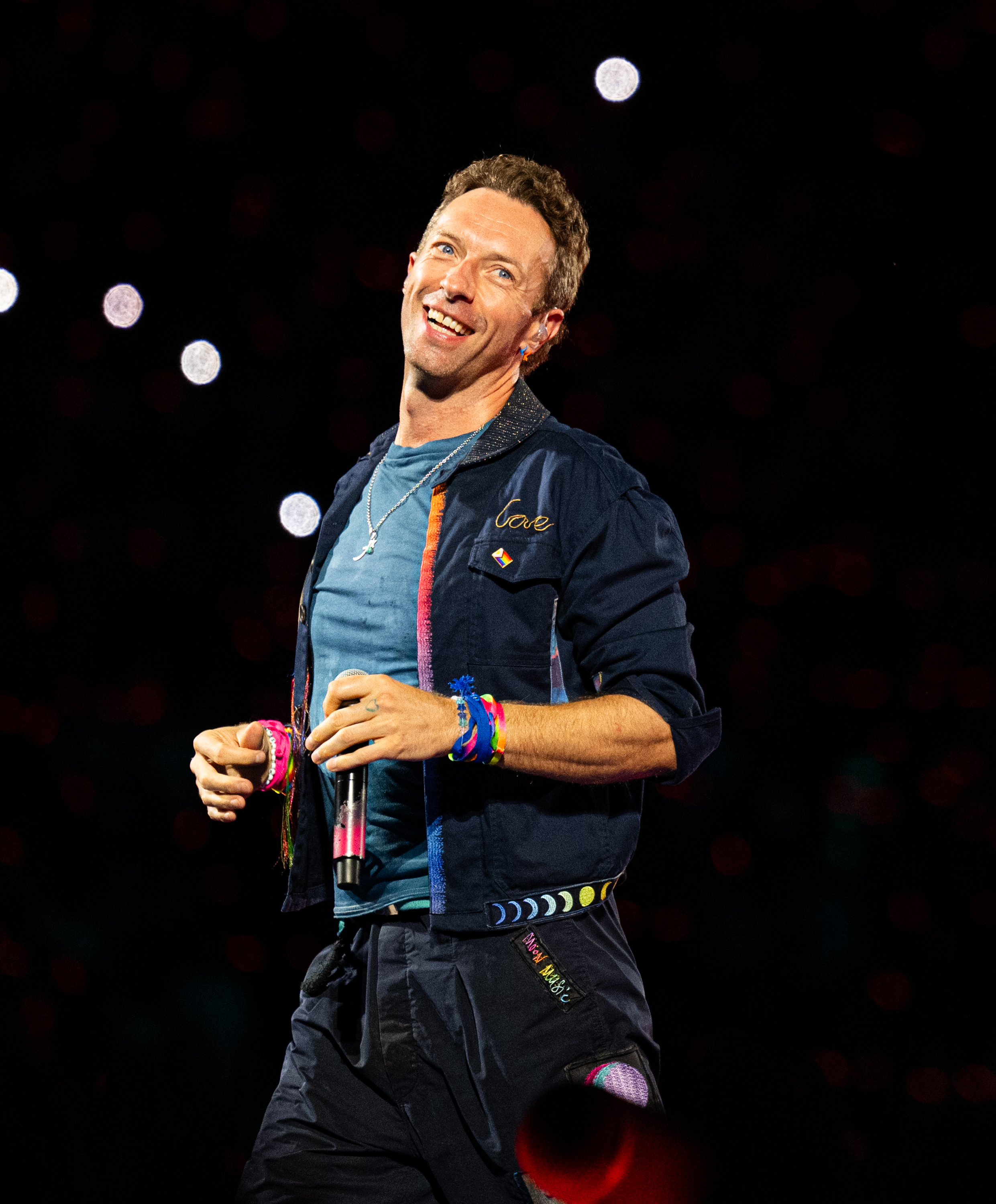 Chris Martin de Coldplay se produit sur scène lors d'un concert au stade de Wembley le 22 août 2025, à Londres, en Angleterre. | Source : Getty Images