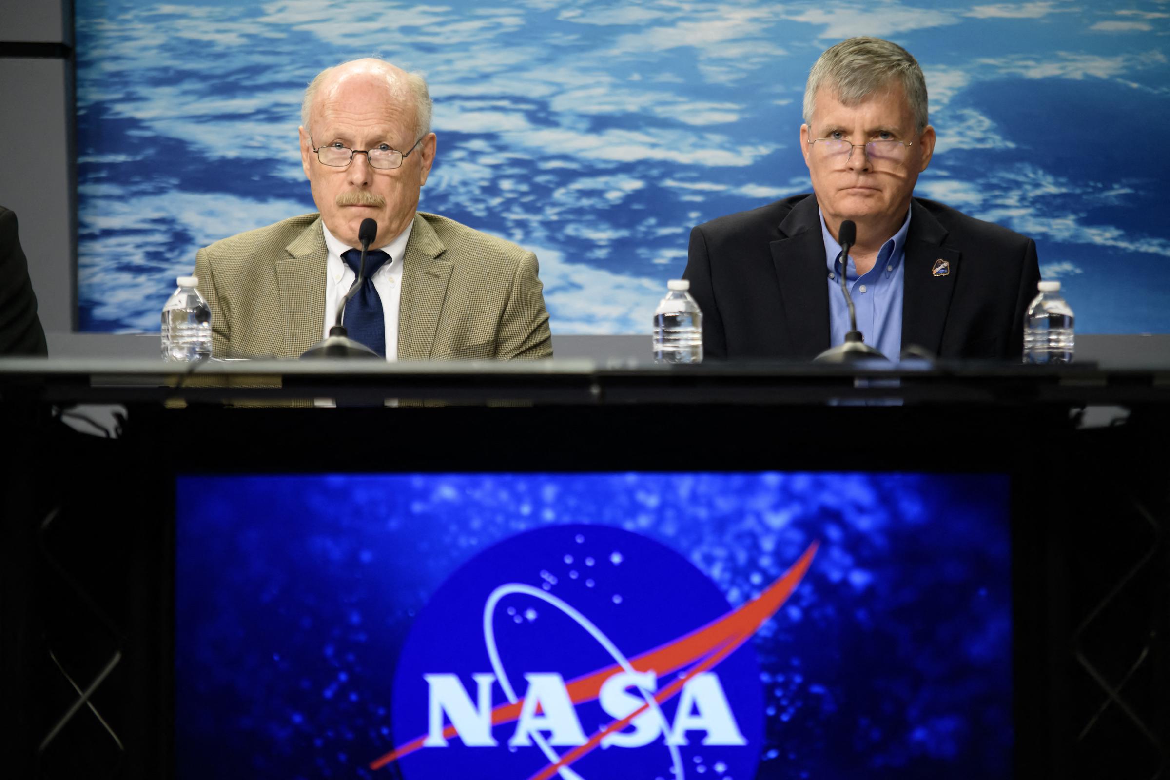 Des responsables de l'agence NASA écoutent les questions lors d'une conférence de presse pour discuter des plans de retour de deux astronautes restés bloqués à la Station spatiale internationale, le 24 août 2024 | Source : Getty Images