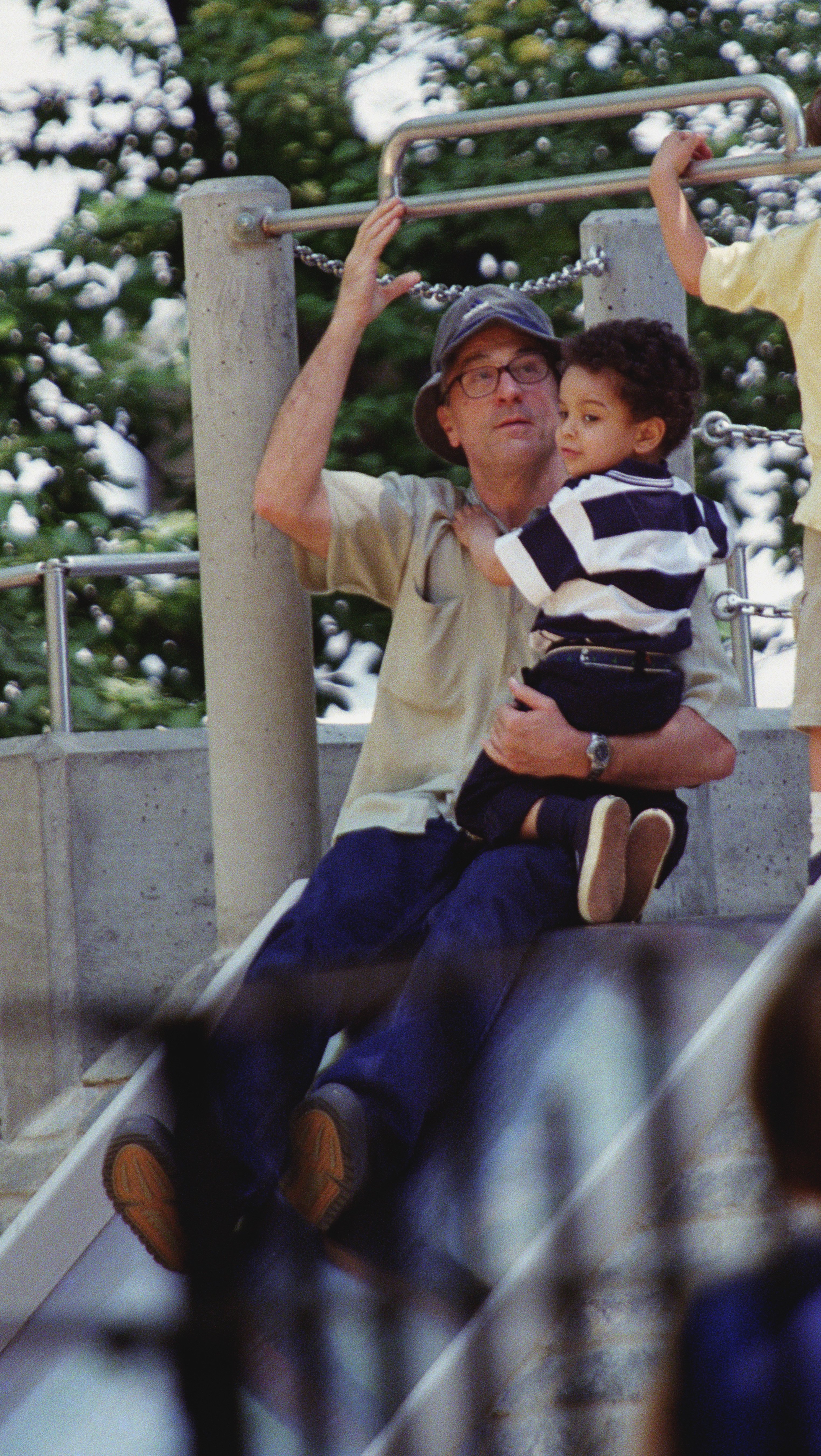 Robert De Niro sur un terrain de jeu de Central Park avec son fils Elliot De Niro, le 11 mai 2001, à New York. | Source : Getty Images