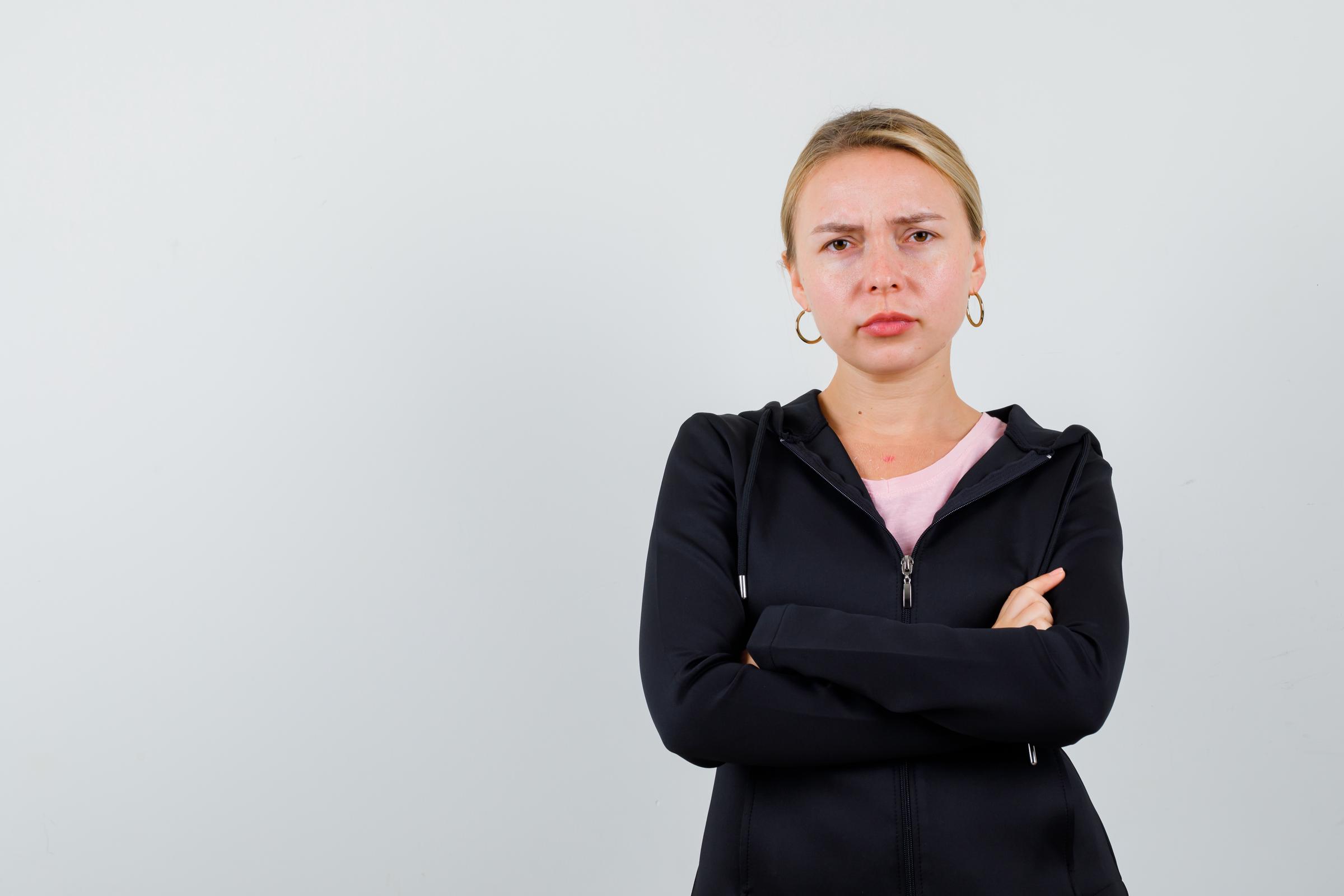 Une femme sérieuse avec les bras croisés | Source : Freepik