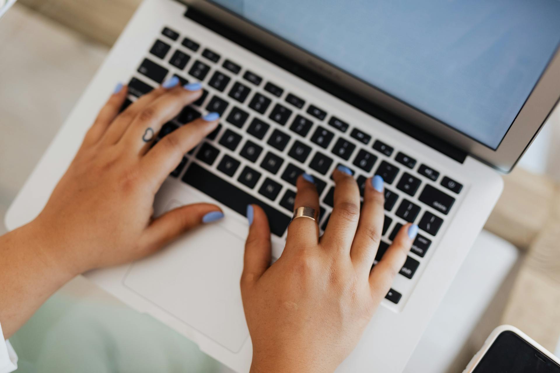 Une femme utilisant son ordinateur portable | Source : Pexels