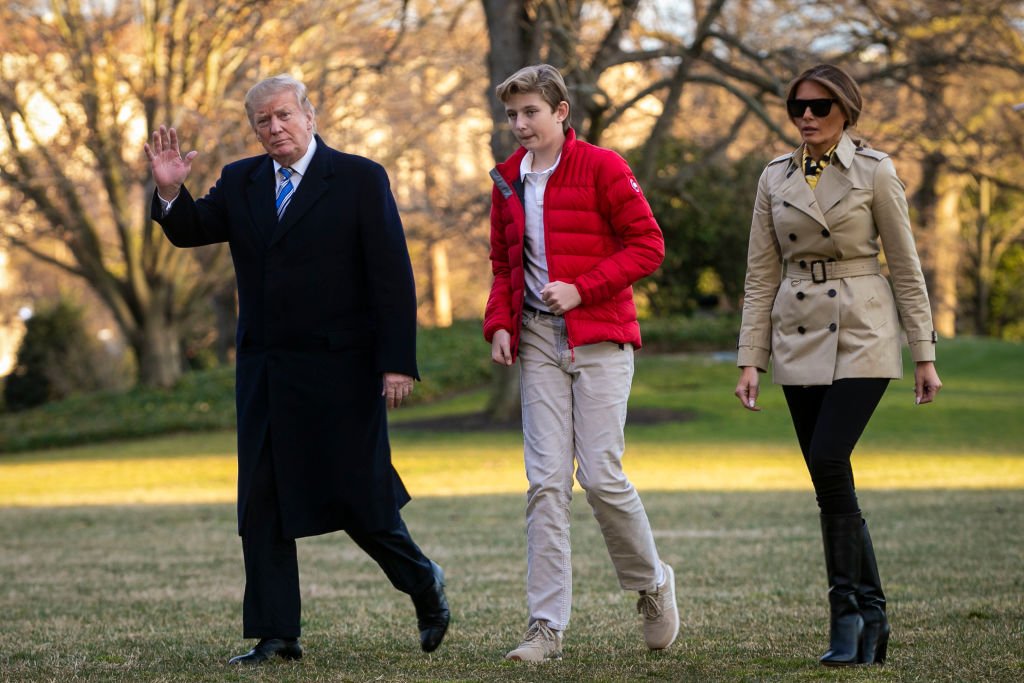 Barron Trump rentrant à la Maison Blanche avec ses parents. l Source : Getty Images