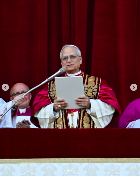 Le pape Léon prononçant sa bénédiction Urbi et Orbi. | Source : Instagram/vaticannews