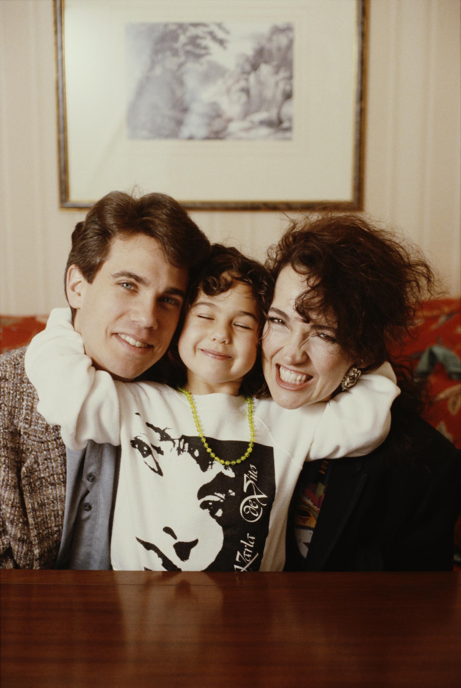Robby Benson et Karla DeVito photographiés avec leur fille à Londres, en Angleterre, en 1989. | Source : Getty Images