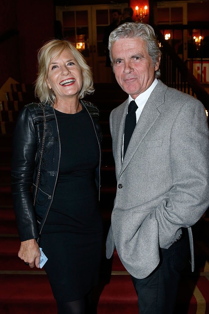 PARIS, FRANCE - 12 OCTOBRE : Le journaliste Claude Sérillon et sa compagne Catherine Ceylac assistent à la pièce de théâtre "A Droite A Gauche" au Théâtre des Variétés le 12 octobre 2016 à Paris, France. | Photo : Getty Images