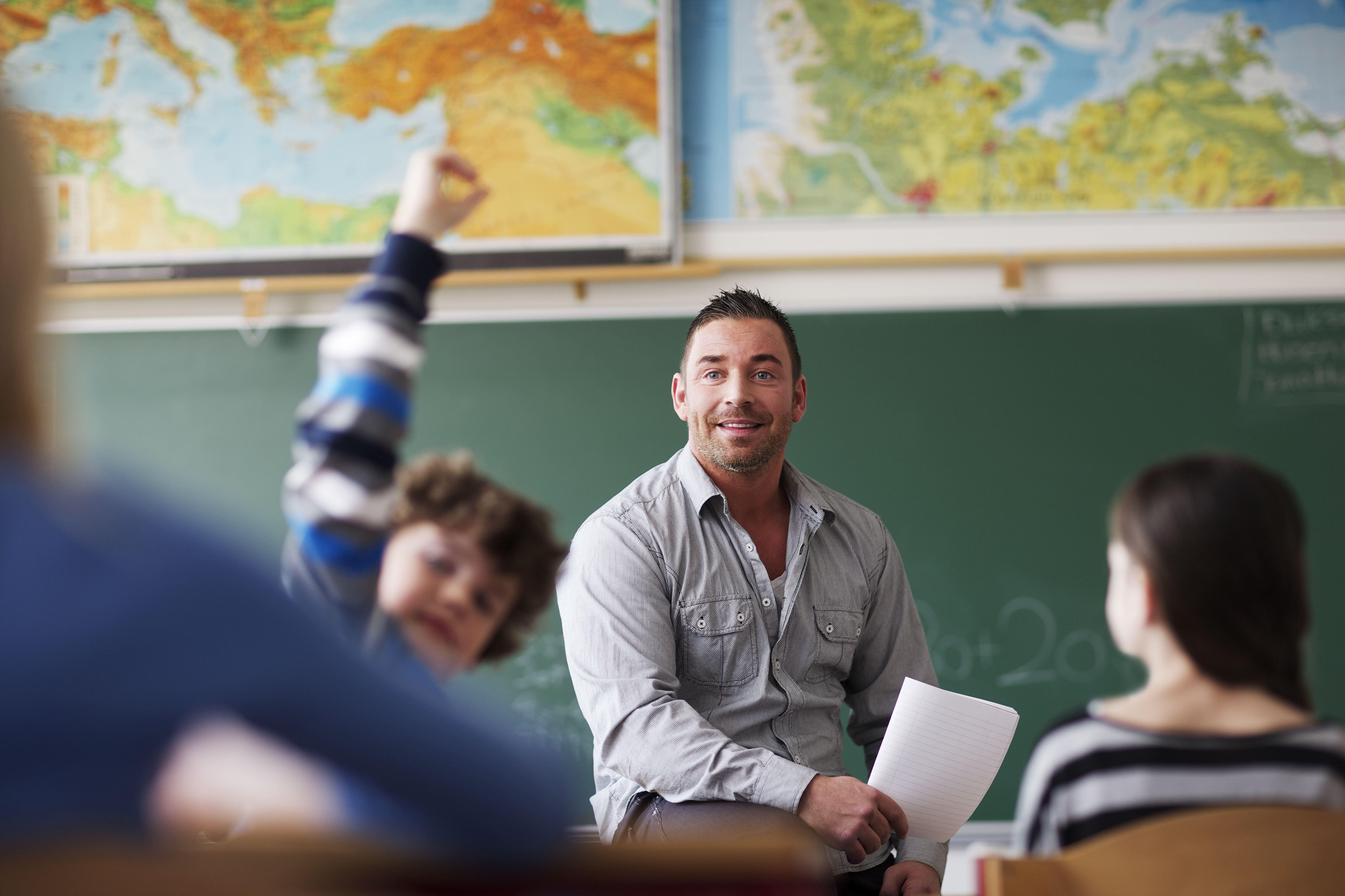 Un enseignant assis dans sa classe avec ses élèves | Source : Getty Images