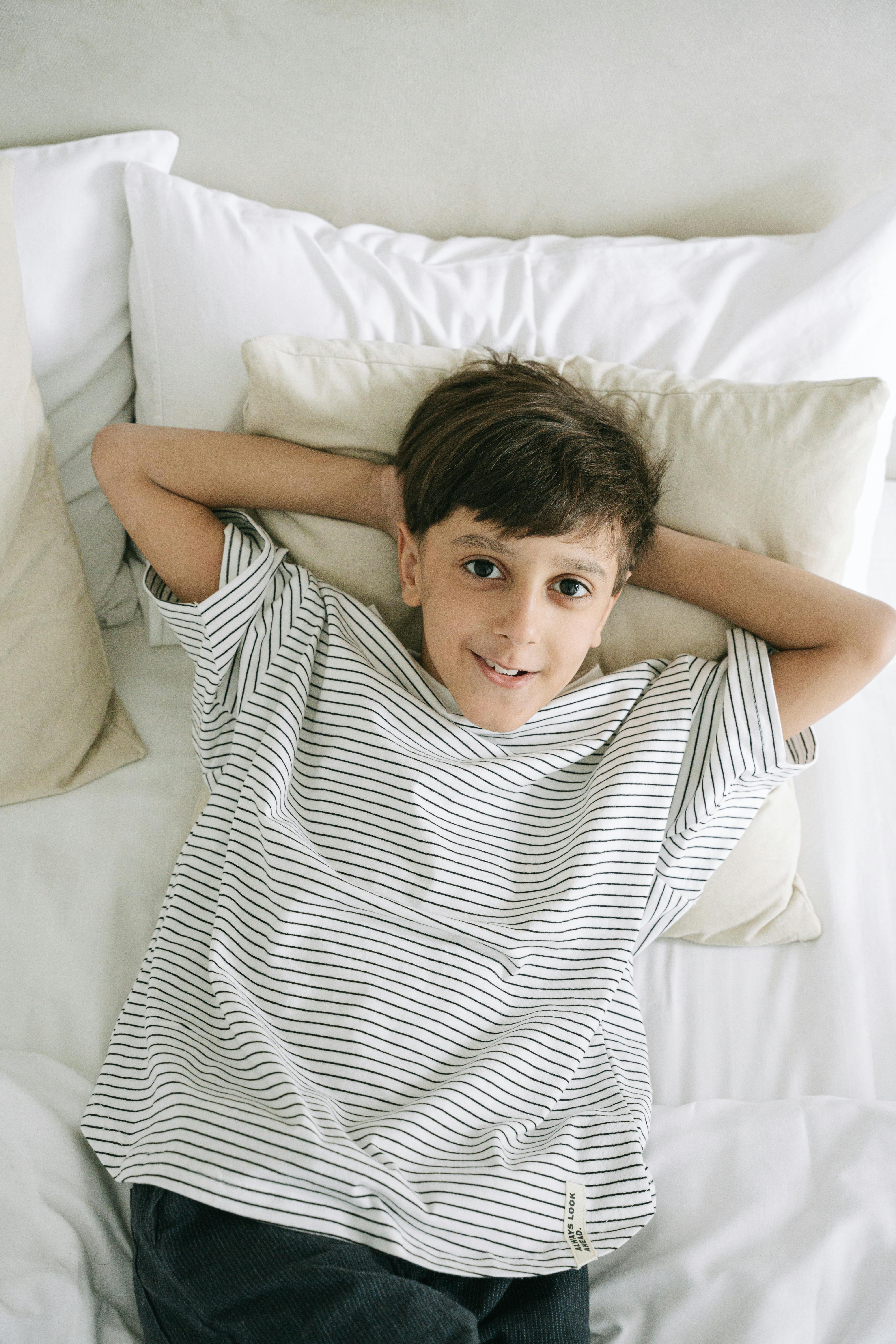 Un garçon couché dans son lit | Source : Pexels