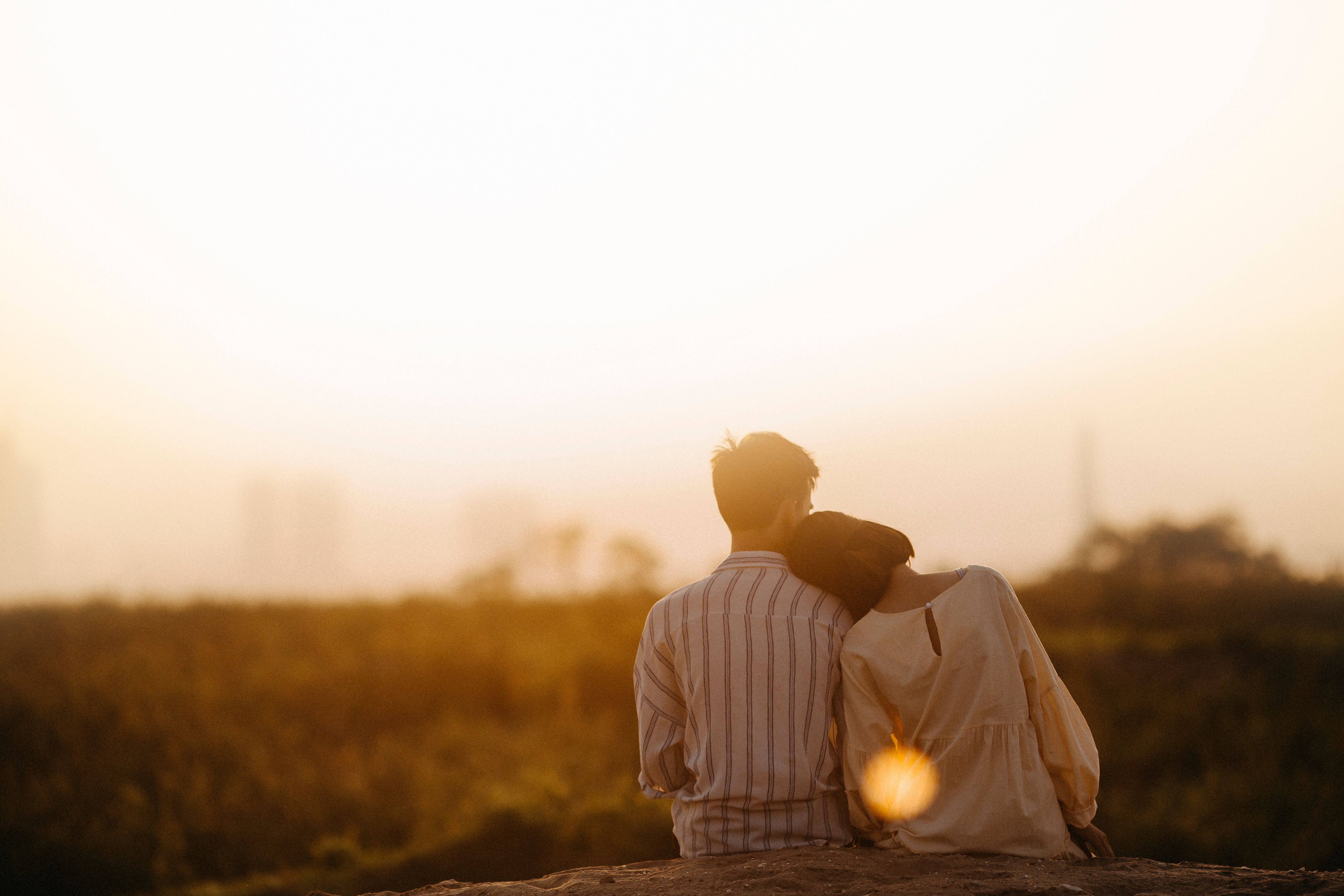 Un couple profitant d'un coucher de soleil | Source : Pexels