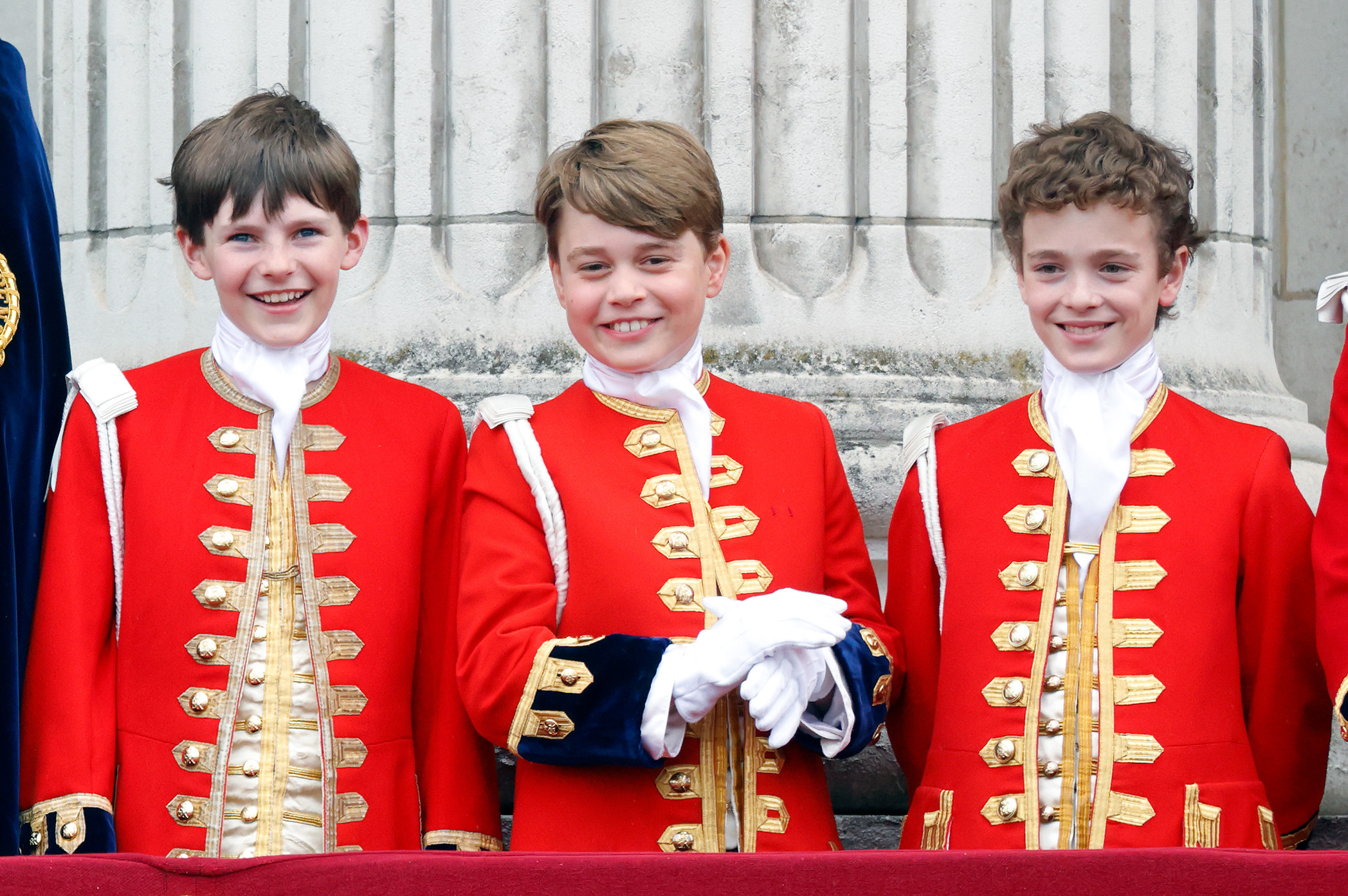 Les pages d'honneur Ralph Tollemache, le prince George de Galles et Lord Oliver Cholmondeley au palais de Buckingham lors du couronnement du roi Charles III à Londres en 2023 | Source : Getty Images