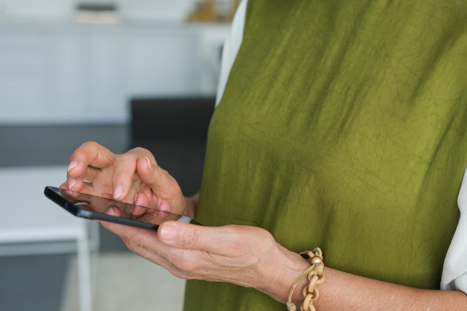 Une femme âgée tenant son téléphone | Source : Freepik