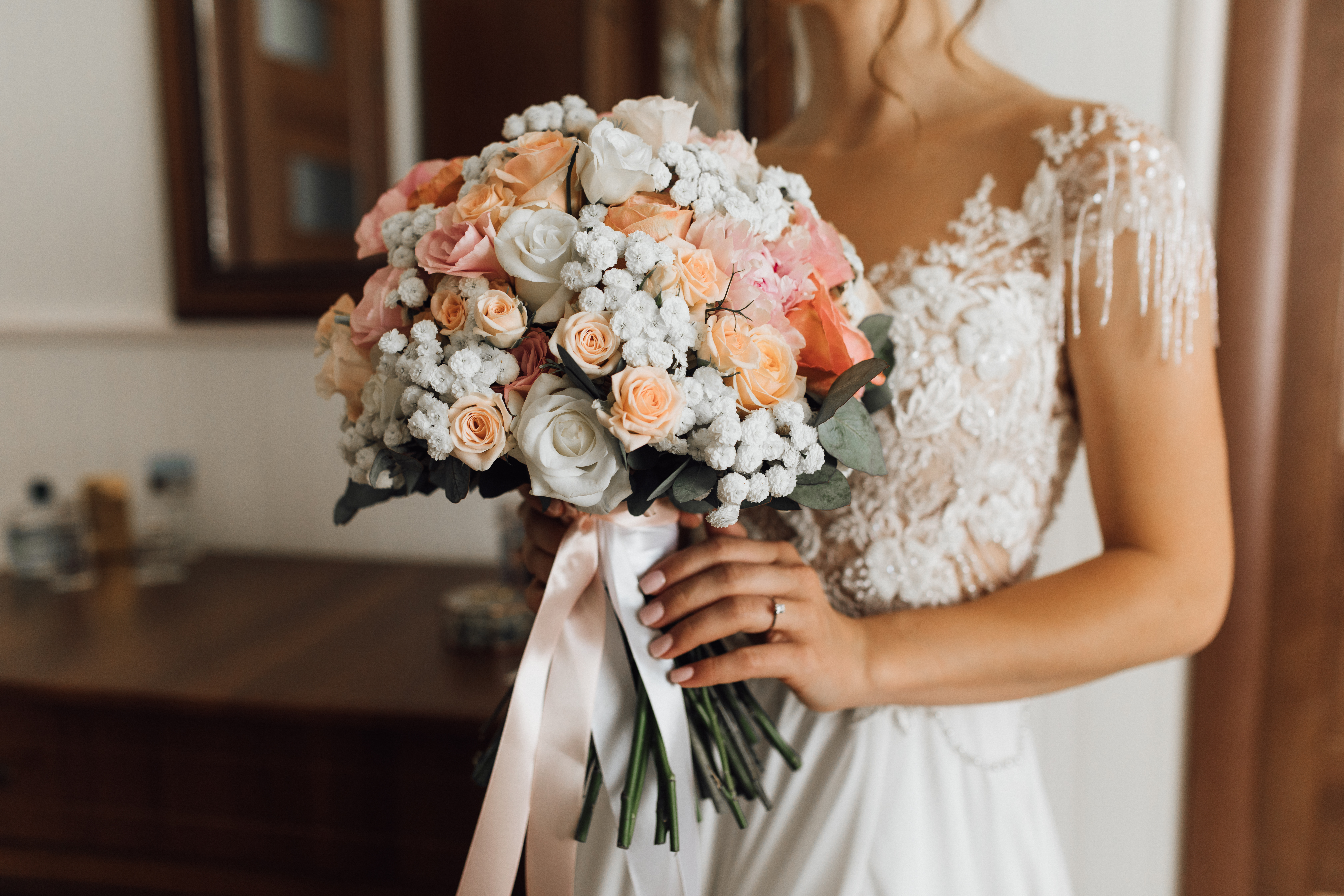 Mariée tenant un bouquet | Source : Freepik