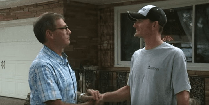 Dee Vaughn remercie David Fredman d'avoir sauvé Max le 5 août 2019 | Photo : YouTube/FOX4 News Kansas City