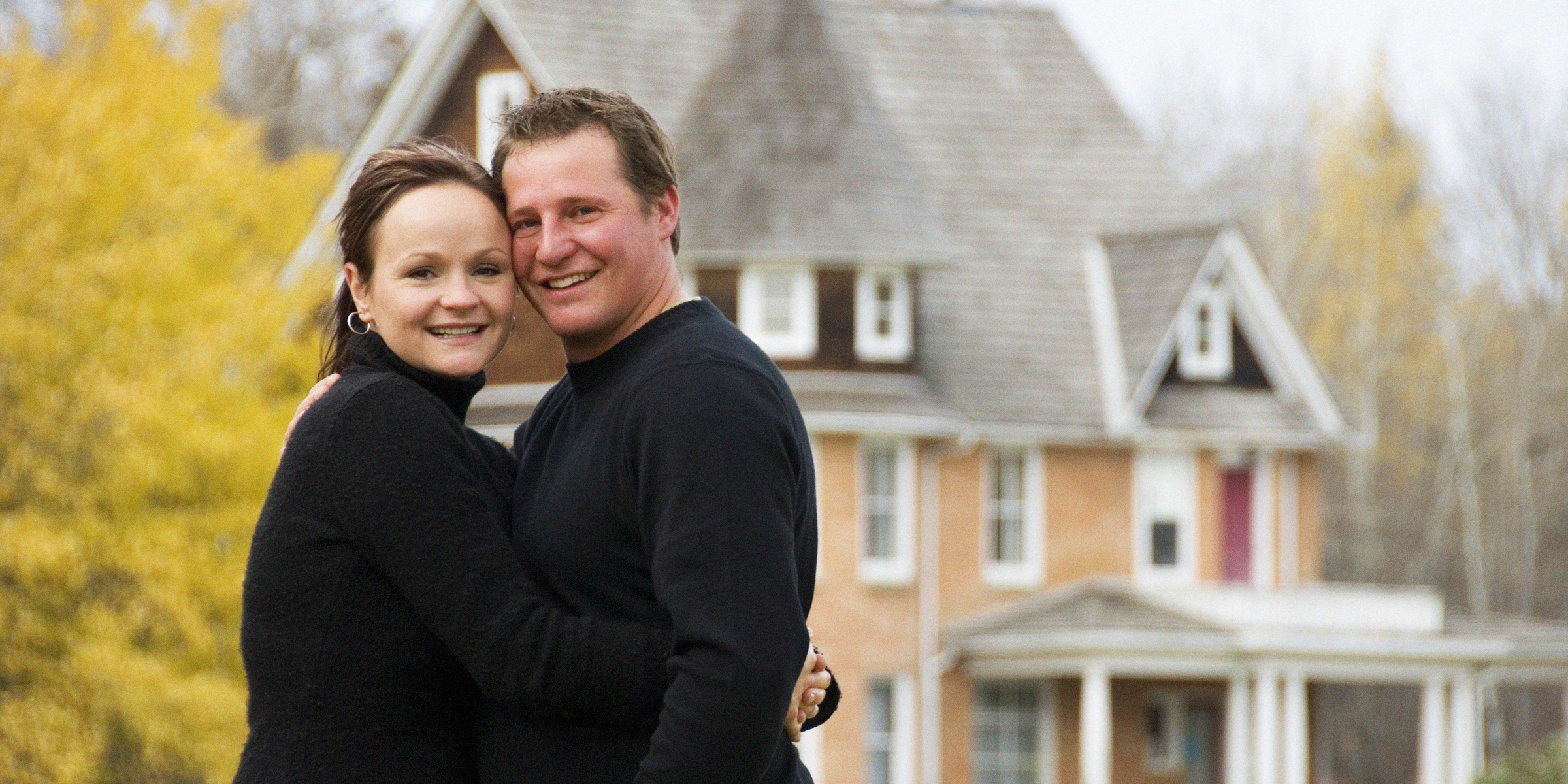 Un couple qui se tient dans les bras l'un de l'autre | Source : Getty Images