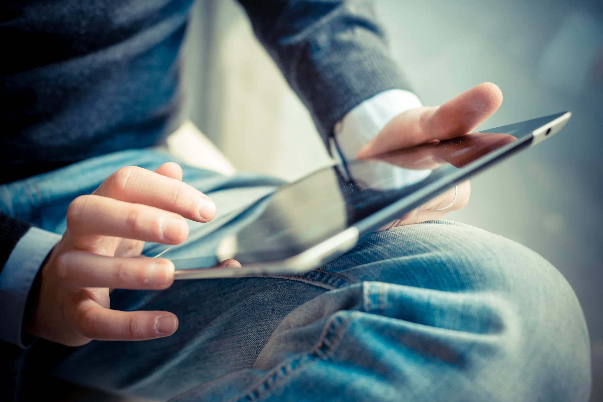 Une personne utilisant une tablette. | Source : Shutterstock