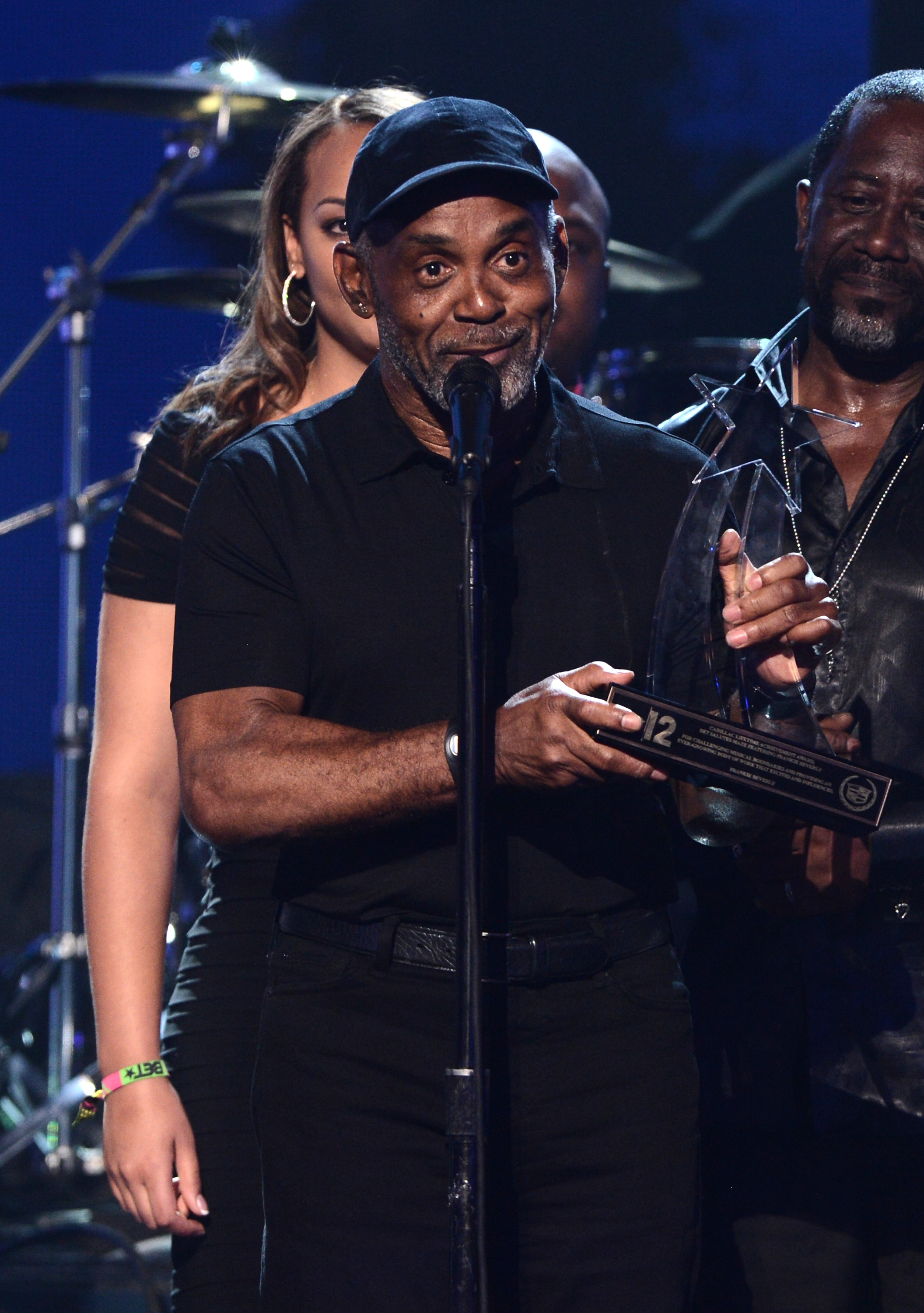 Frankie Beverly accepte le prix de l'œuvre de toute une vie sur scène lors des BET Awards 2012 à Los Angeles, Californie, le 1er juillet 2012 | Source : Getty Images