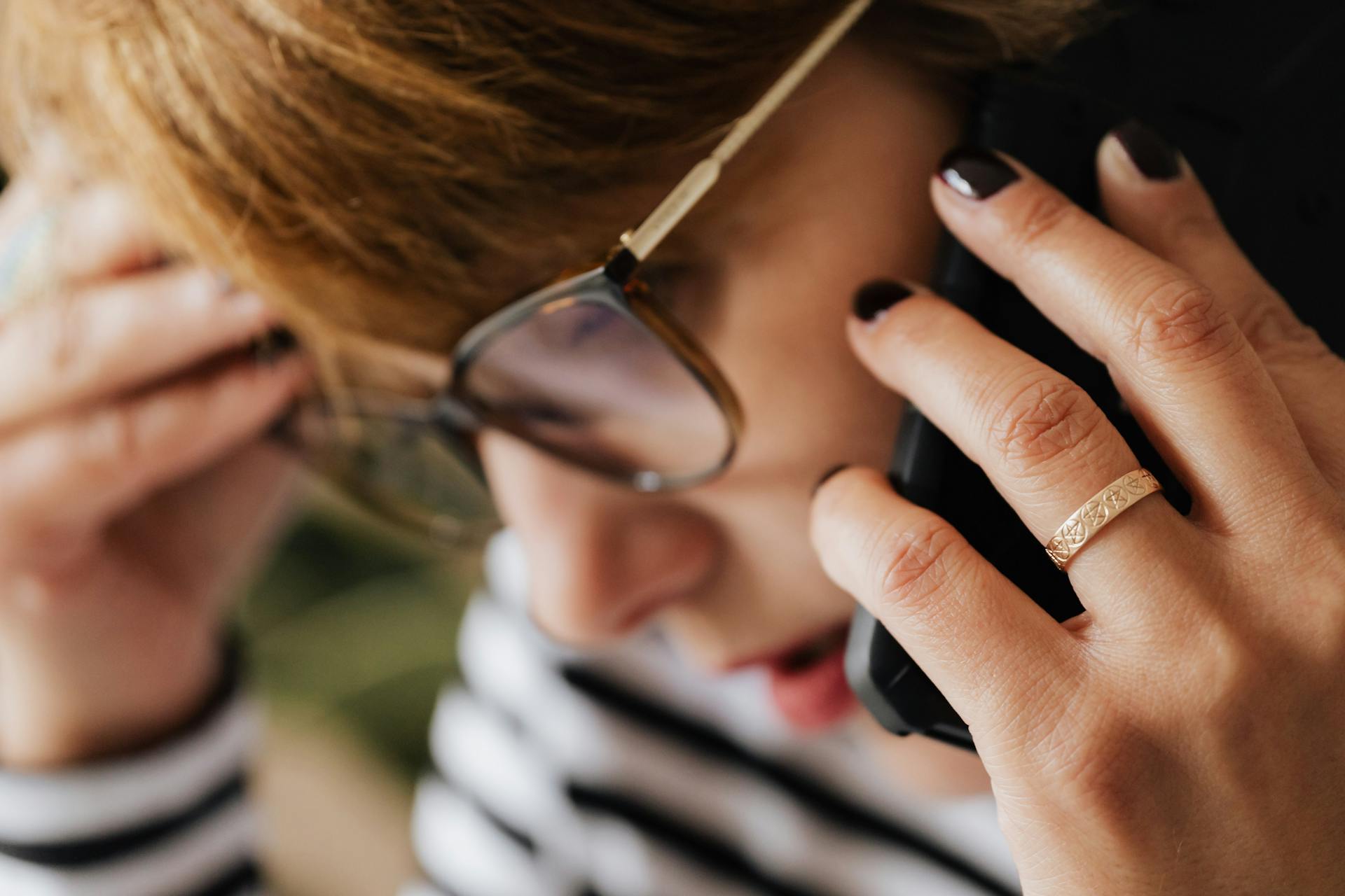Une femme ayant une conversation téléphonique | Source : Pexels