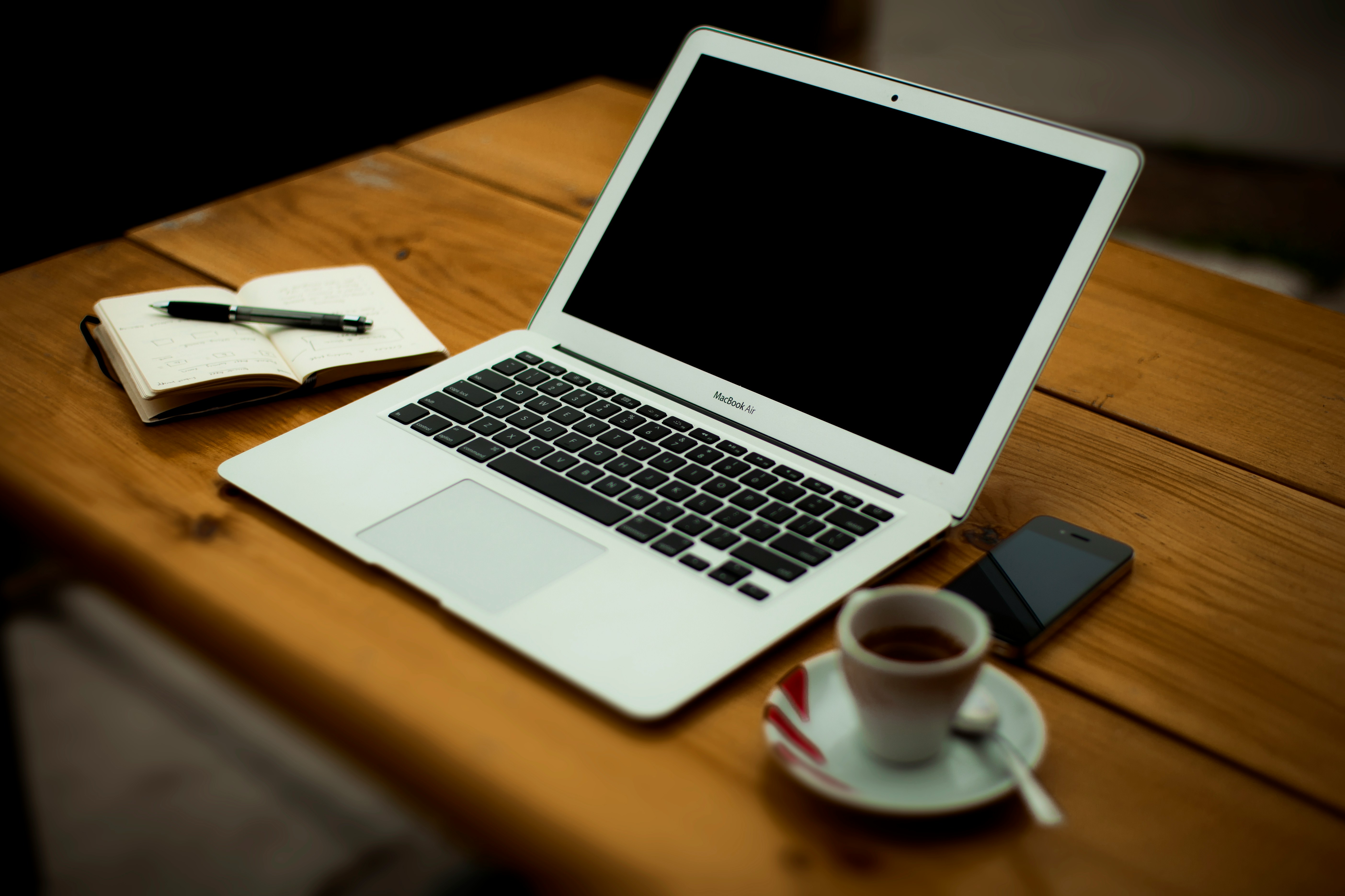 Un ordinateur portable sur une table | Source : Unsplash