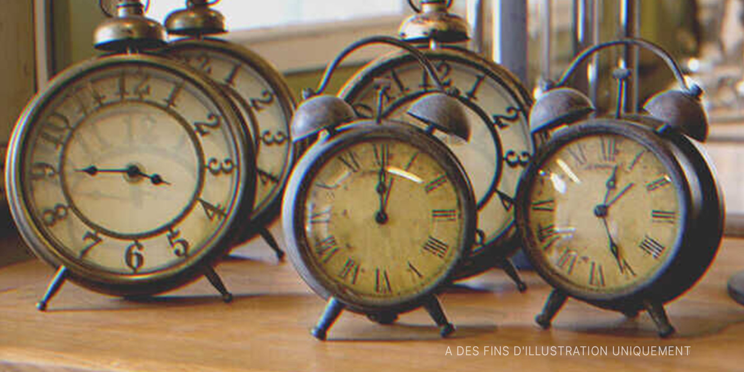 Cinq réveils vintage sur une table | Photo : Shutterstock