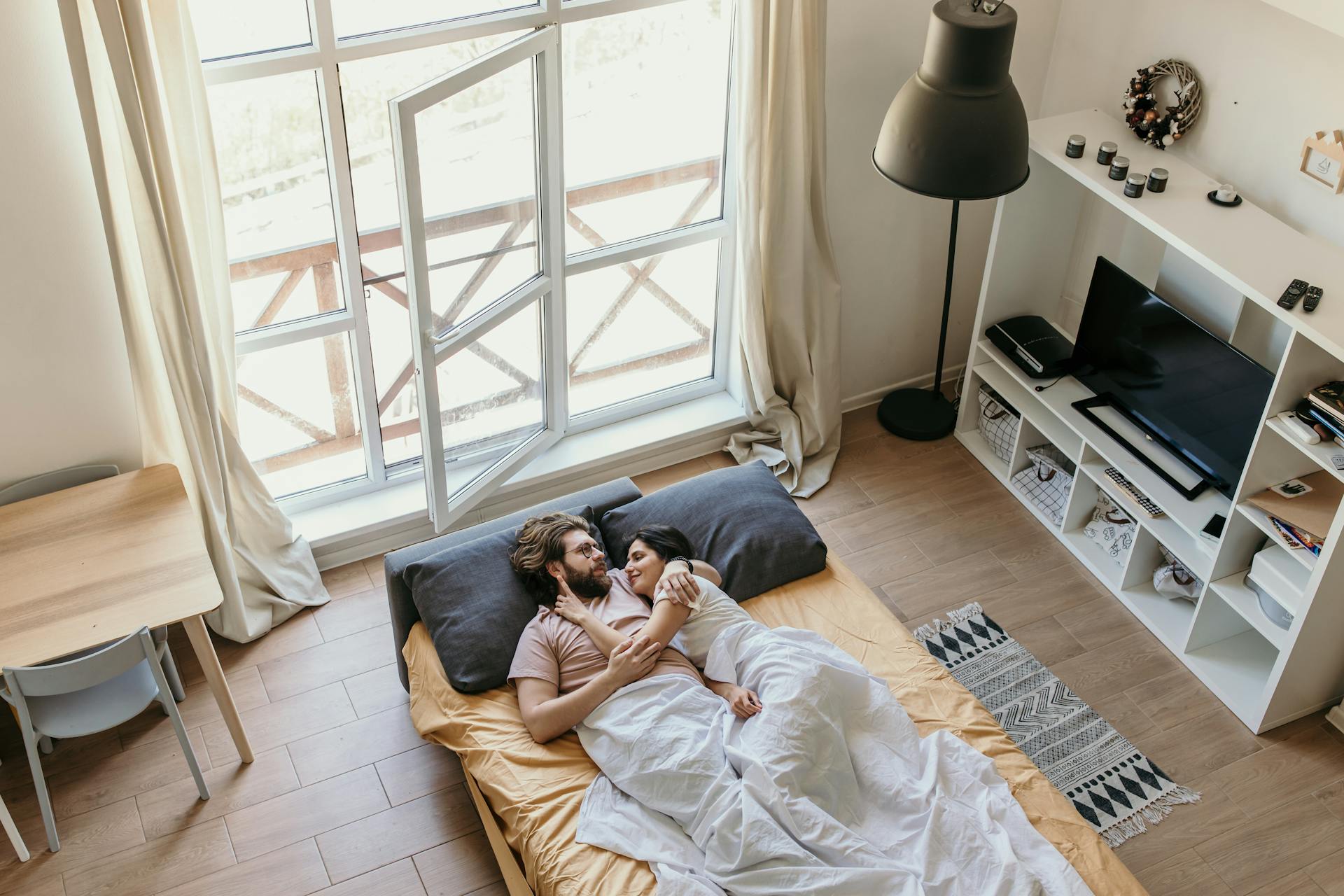 Un couple au lit tôt le matin | Source : Pexels