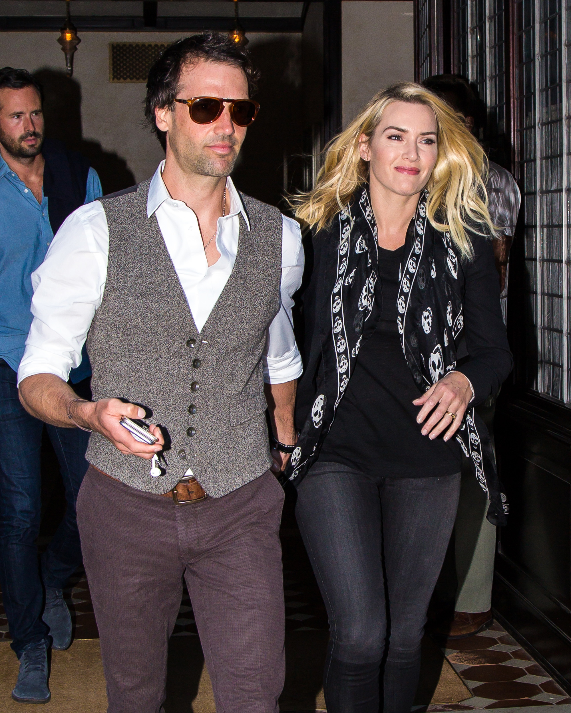 Ned Rocknroll et Kate Winslet sont vus quittant un hôtel le 6 octobre 2015 à New York City | Source : Getty Images