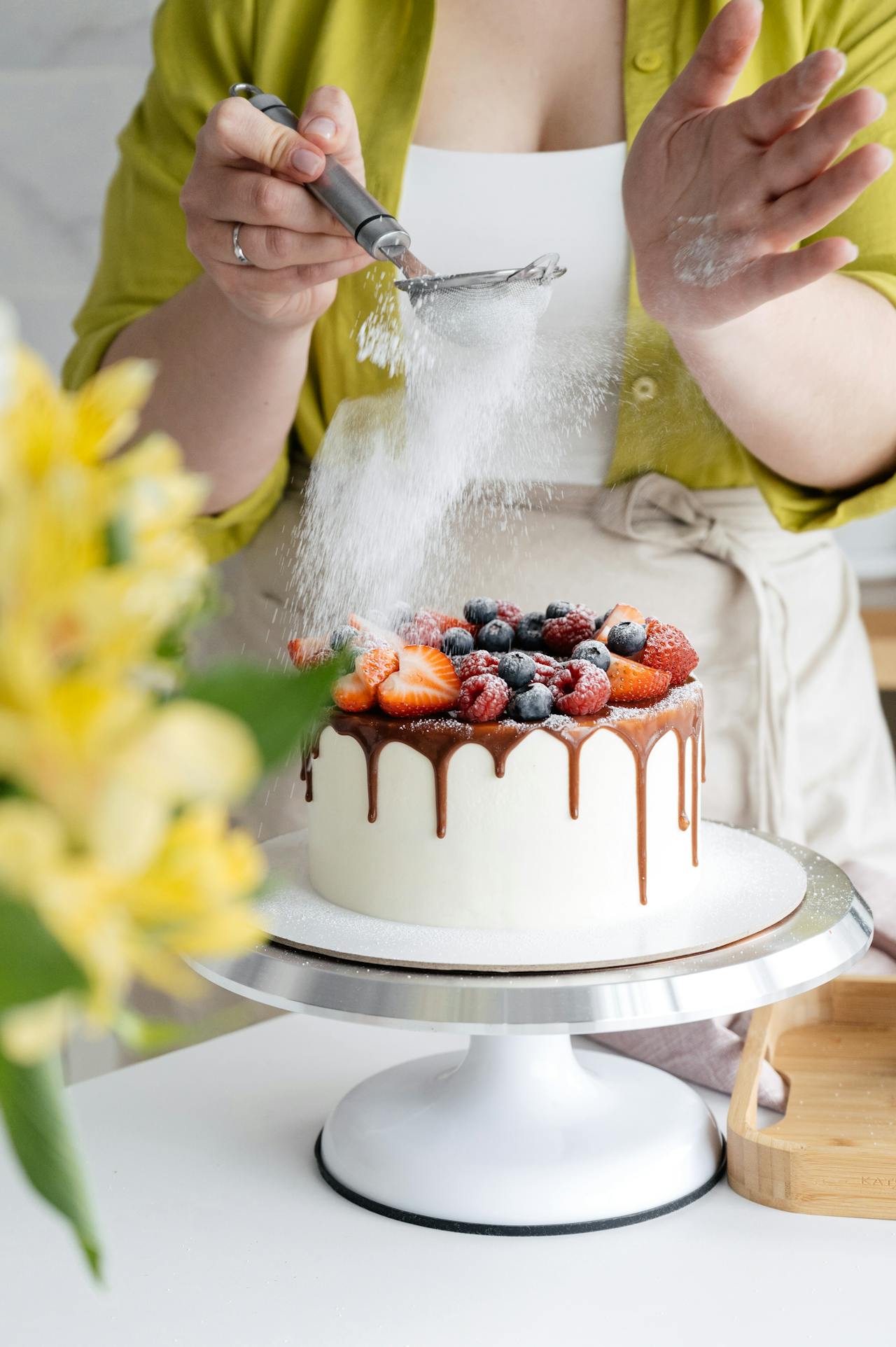 Une femme décorant un gâteau | Source : Pexels