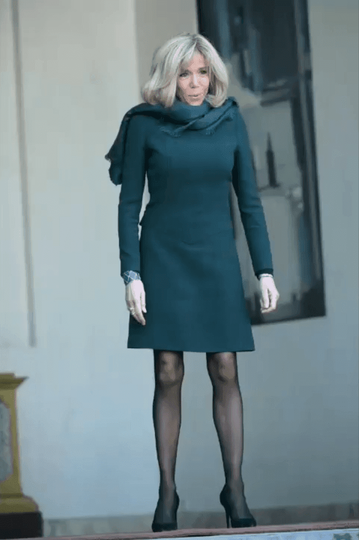 Brigitte Macron en robe courte | Photo: Youtube / Paris Popular