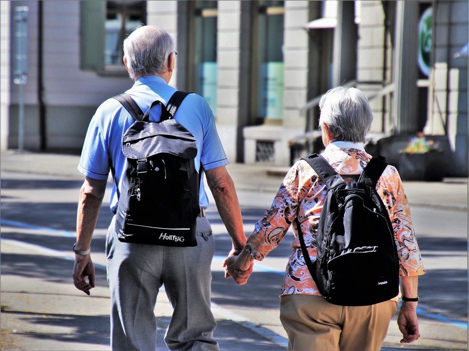 Deux heureux couples âgées. | Photo : Pixabay
