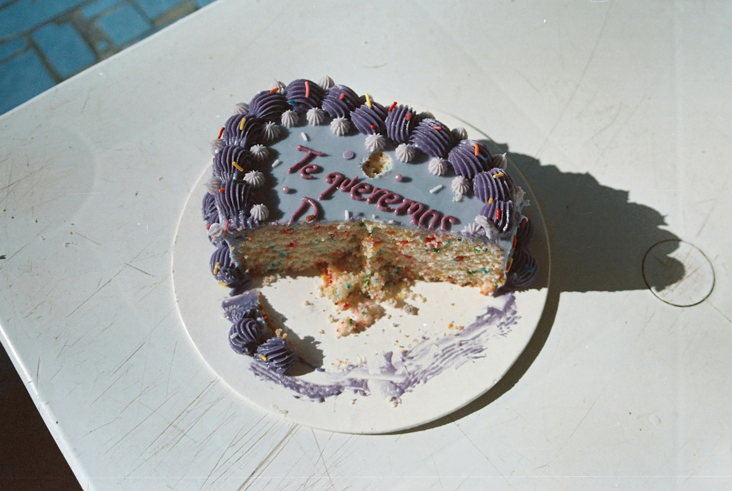 Un gâteau à moitié mangé posé sur une table | Source : Unsplash