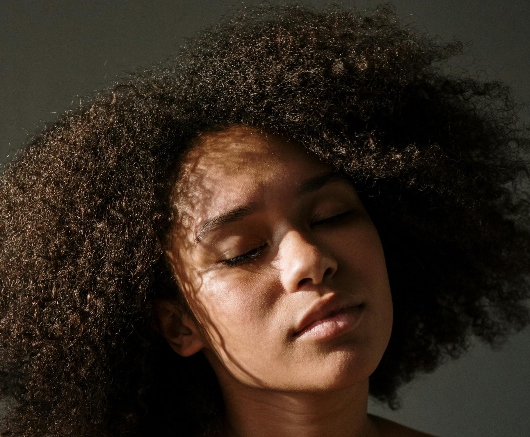 A sad young woman closing her eyes | Source: Pexels