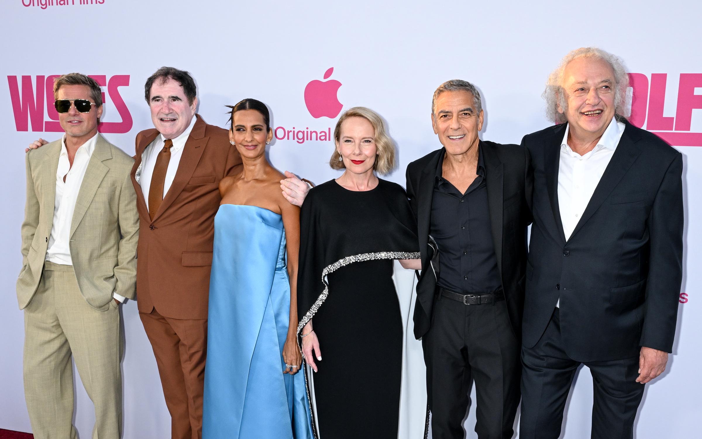 Brad Pitt, Richard Kind, Poorna Jagannathan, Amy Ryan, George Clooney et Zlatko Buri lors de la première de "Wolfs" organisée au TCL Chinese Theatre le 18 septembre 2024 à Los Angeles, Californie | Source : Getty Images