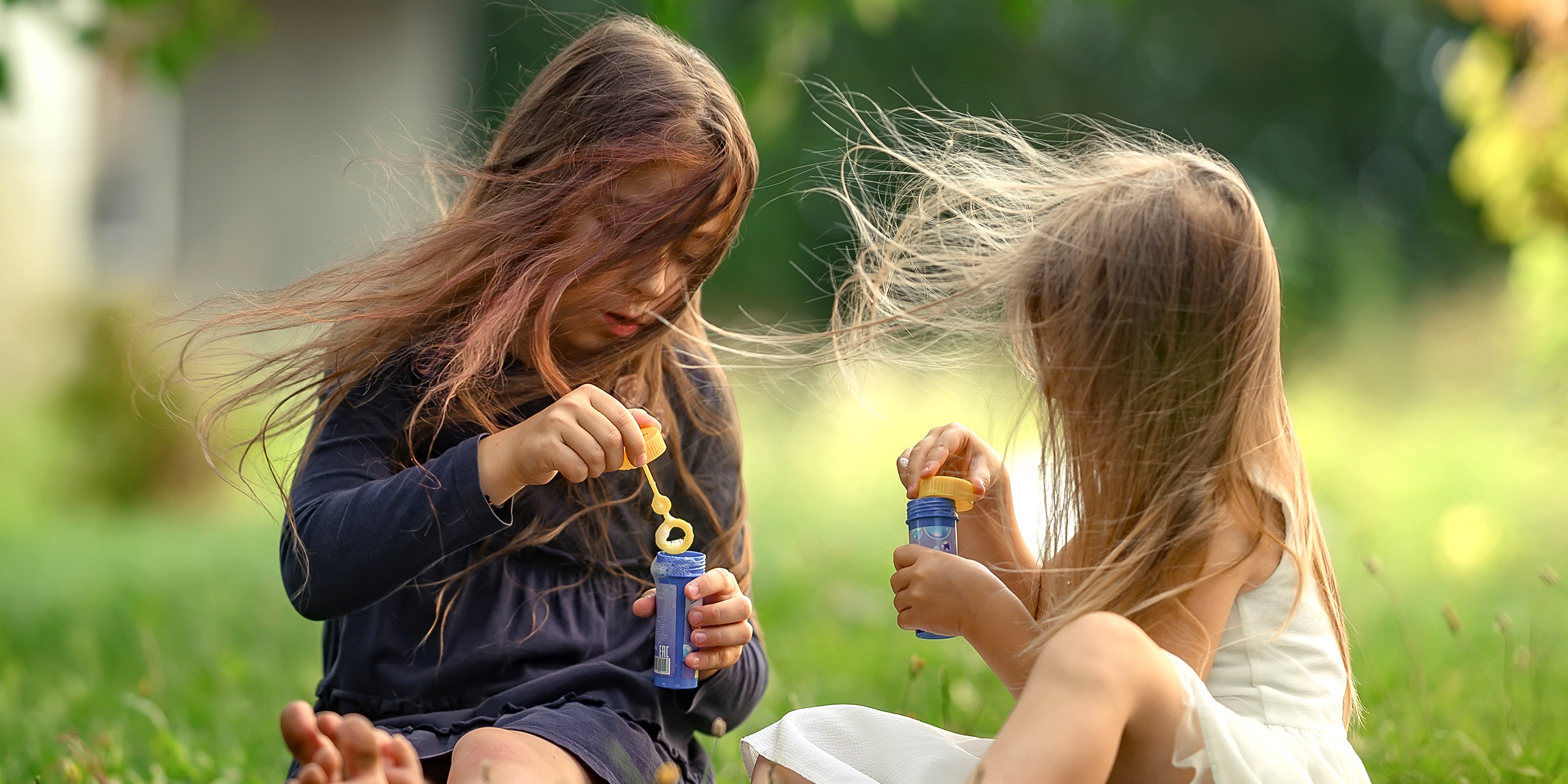 Deux filles jouant à l'extérieur | Source : Shutterstock