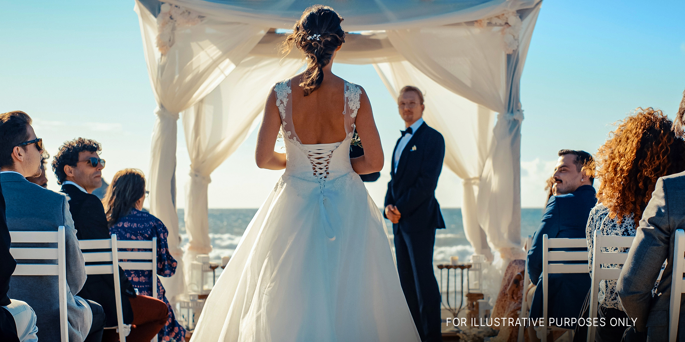 Une mariée descendant l'allée | Source : Shutterstock