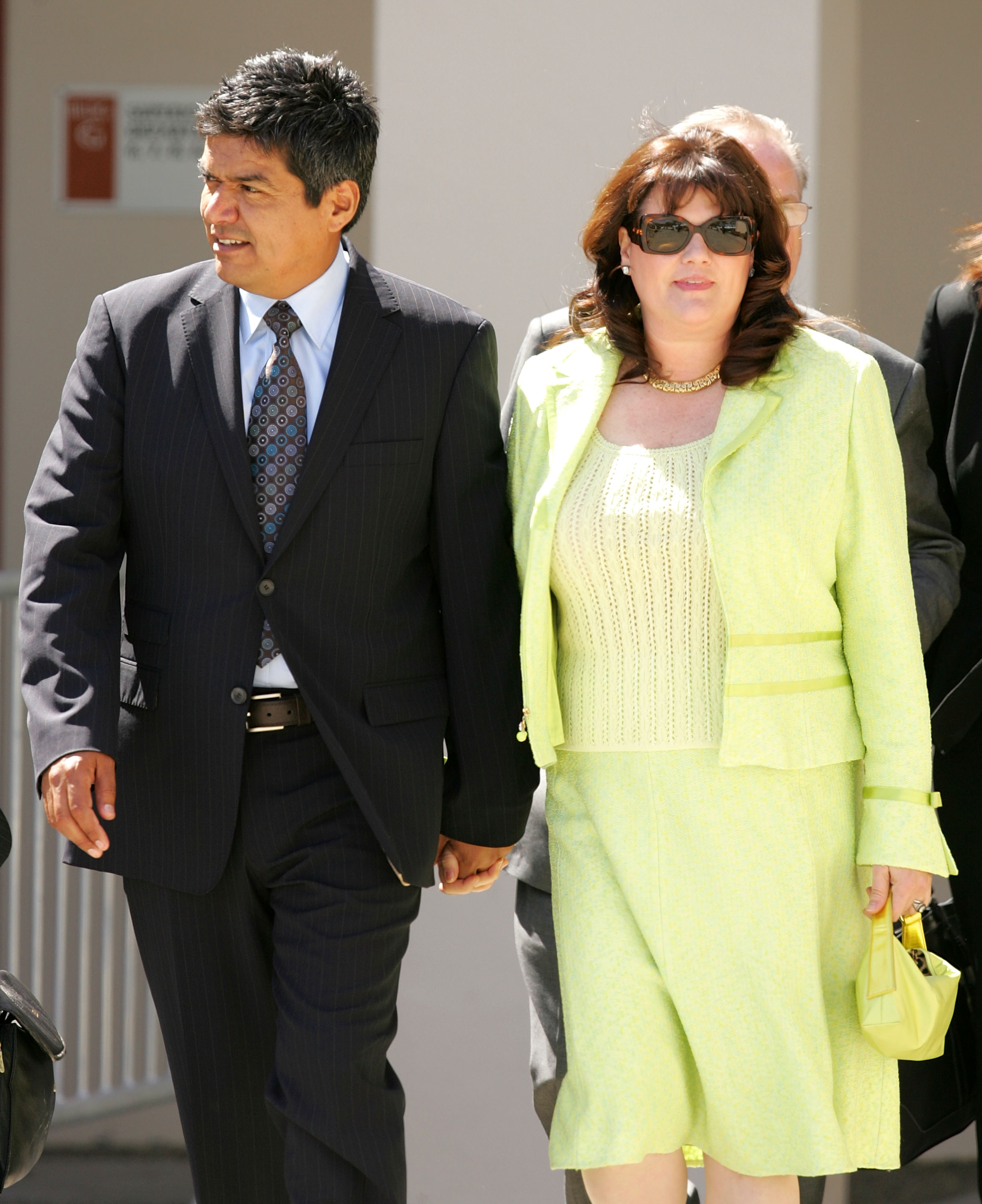 George Lopez et Anna Serrano quittent le tribunal supérieur de Santa Maria le 28 mars 2005 à Santa Maria, Californie. | Source : Getty Images