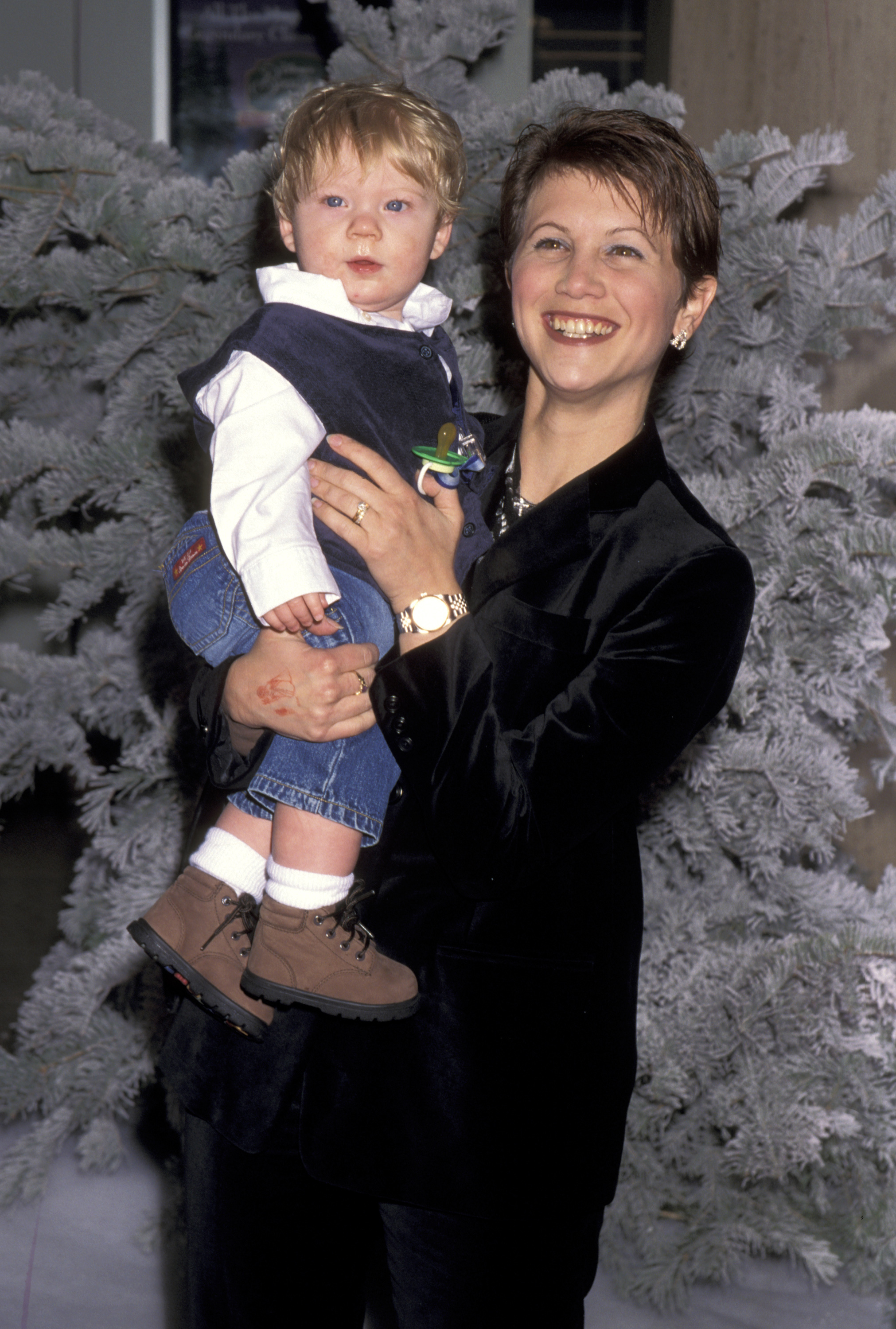 Tracey Gold et son fils lors de la célébration de la sortie vidéo du film "La Belle et la Bête" de Disney, le 6 novembre 1997, à Century City, en Californie. | Source : Getty Images