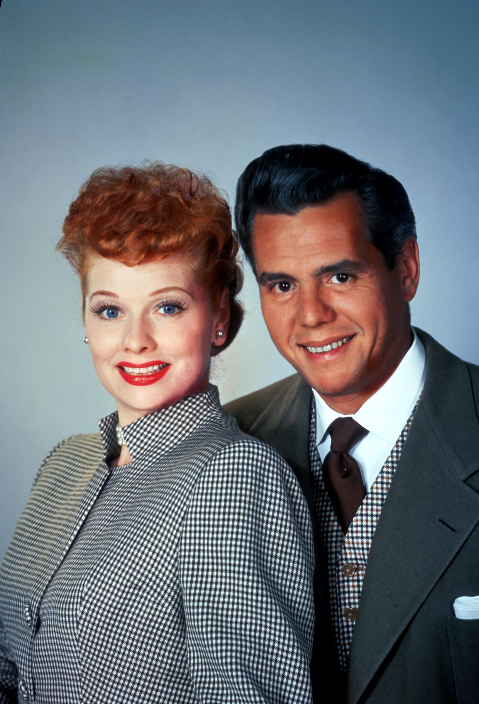 Lucy et Desi Arnaz posant pour une photo, vers 1960 | Source : Getty Images